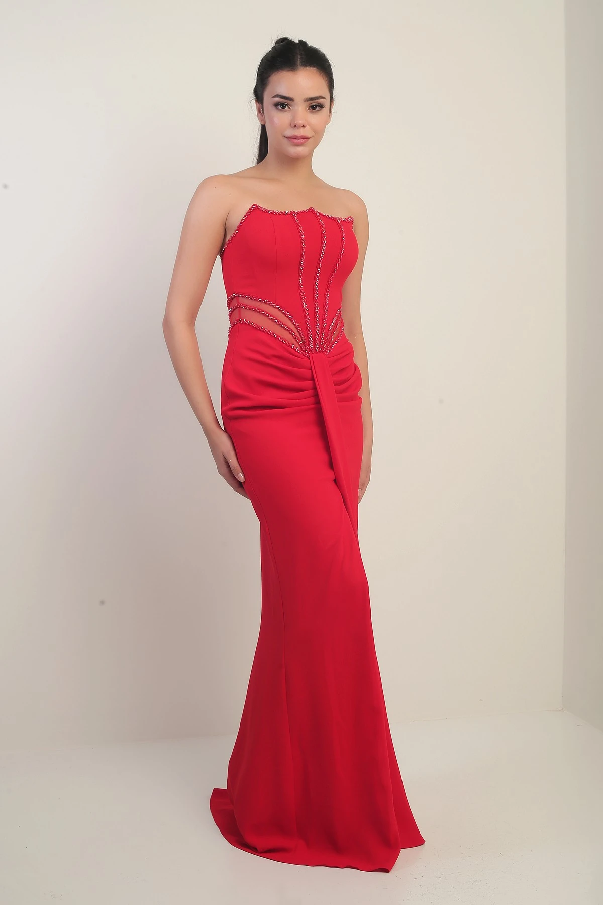 Kadın Boncuk Detaylı Bel Transparan Astarlı Uzun Straplez Elbise