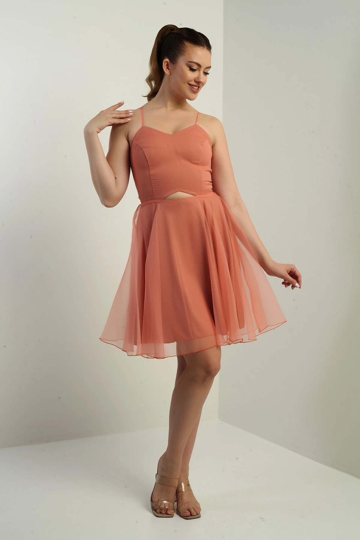 İp Askılı Arkası Bağcıklı Önü Pencereli Astarlı Dalya Organze Kloş Kısa Elbise