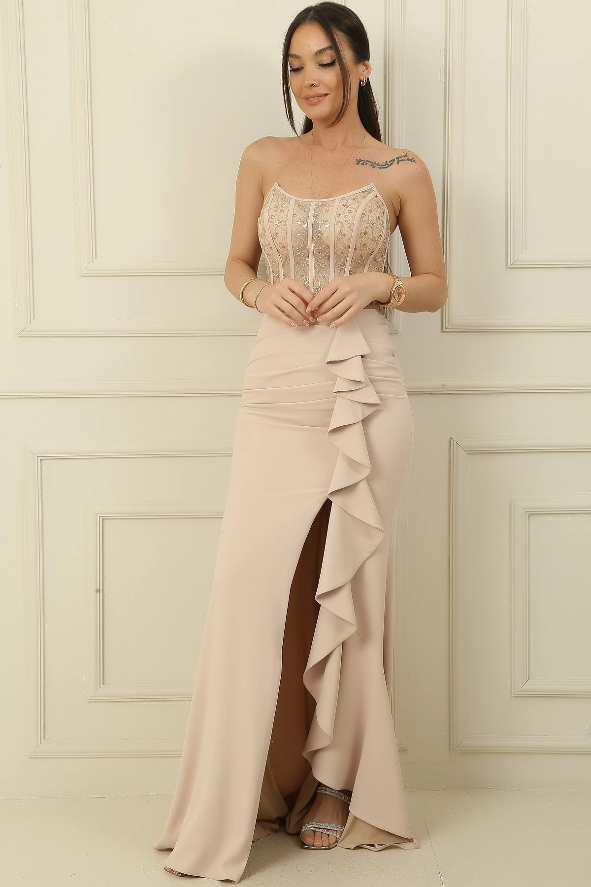 Üstü Boncuk İşlemeli Balenli Transparan Önü Volanlı Yırtmaçlı Astarlı Uzun Elbise