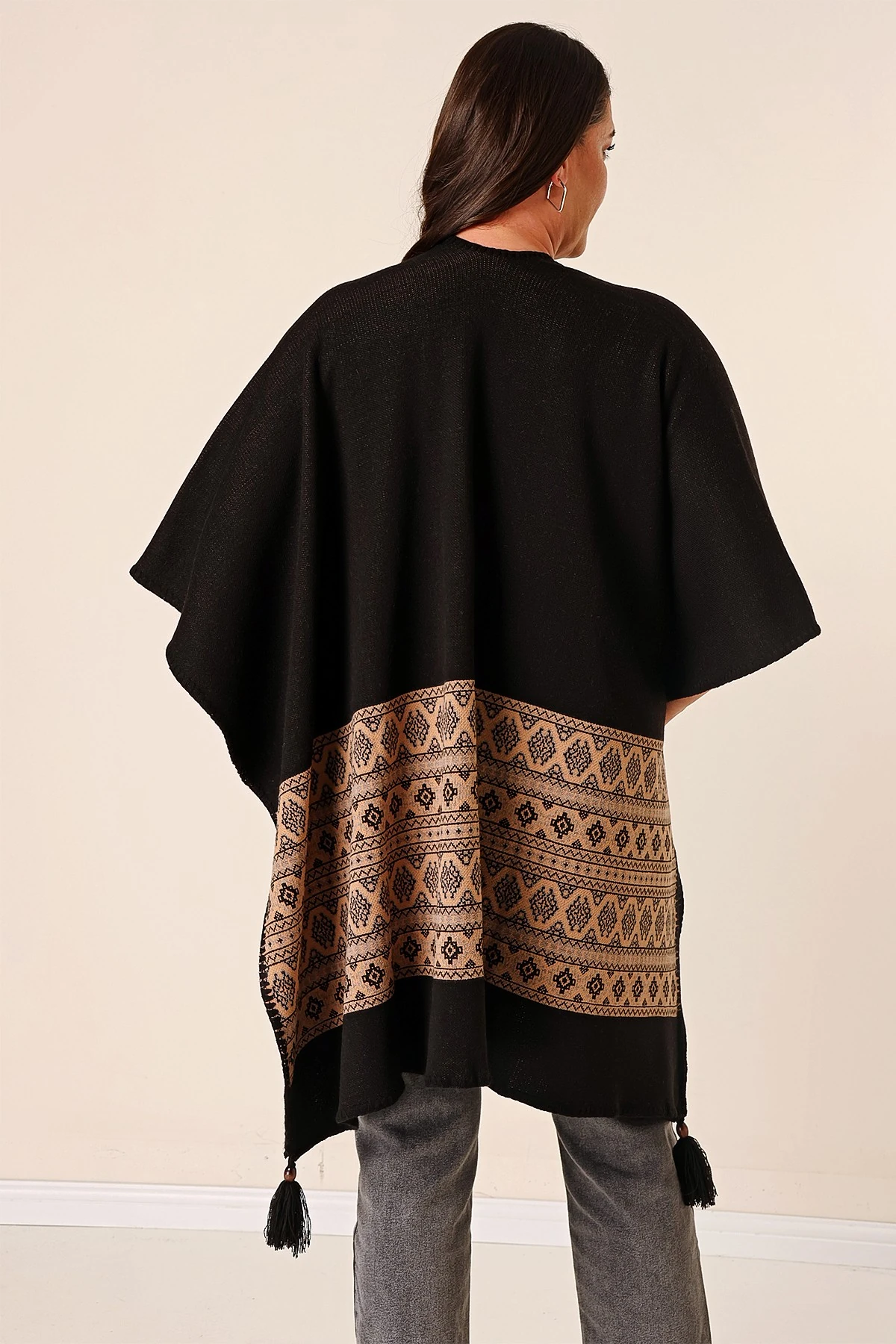 Etnik Desenli Kemik Düğmeli Püsküllü Panço