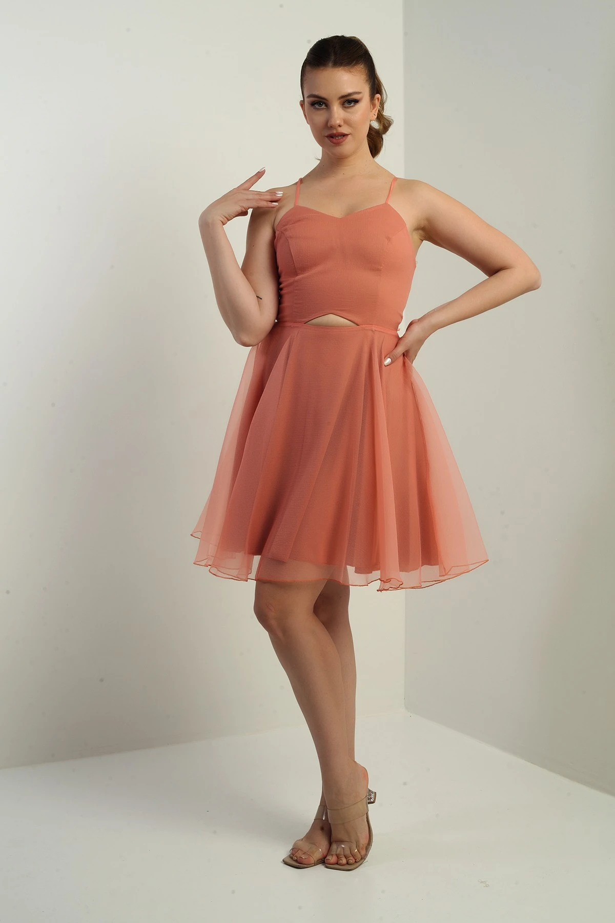 İp Askılı Arkası Bağcıklı Önü Pencereli Astarlı Dalya Organze Kloş Kısa Elbise