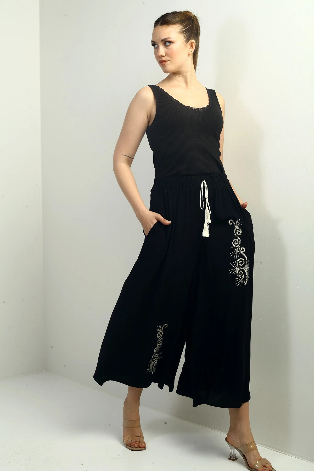 Kadın Beli Lastikli Cepli Nakış Detaylı Palazzo Pantolon