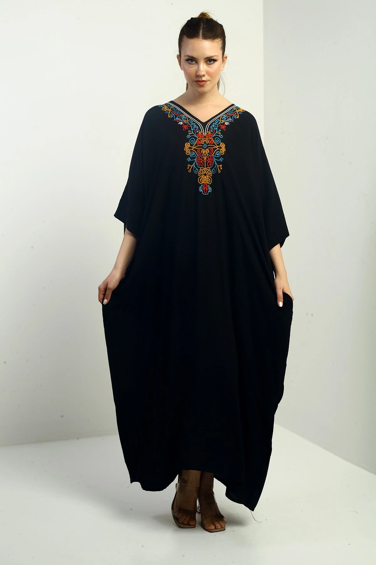 Kadın V Yaka Nakışlı Cepli Oversize Uzun Elbise