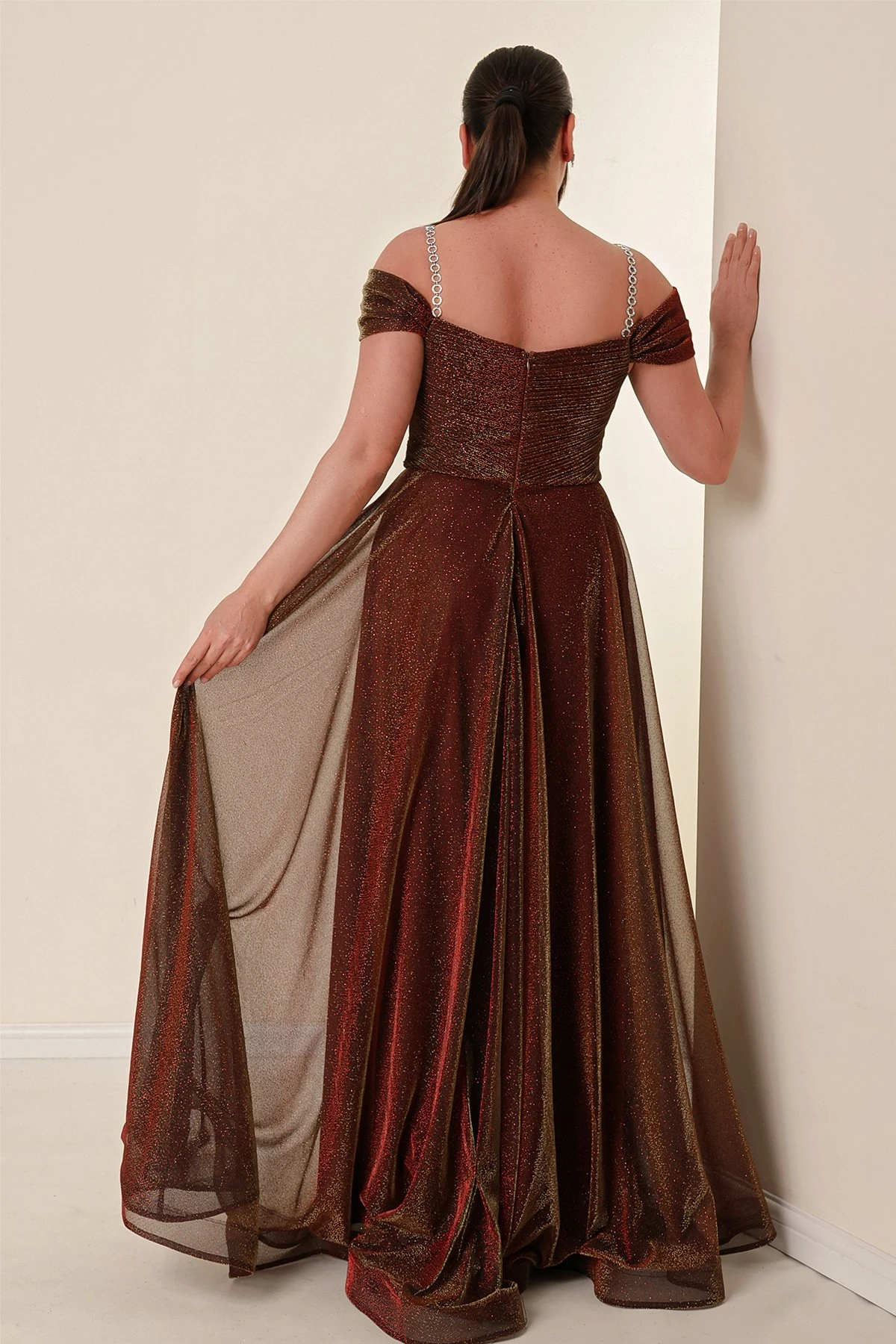 Askılı Düşük Kollu Astarlı Geniş Beden Aralıklı Uzun Simli Elbise