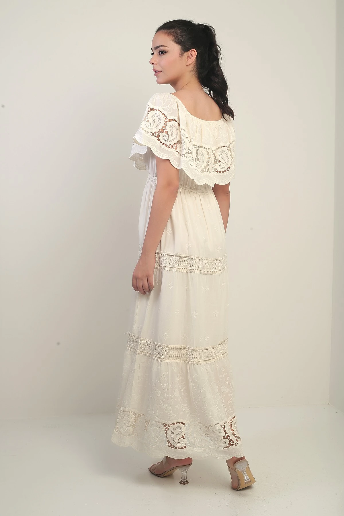 Kadın Madonna Yaka Astarlı Dantel Detaylı Nakışlı Uzun Elbise