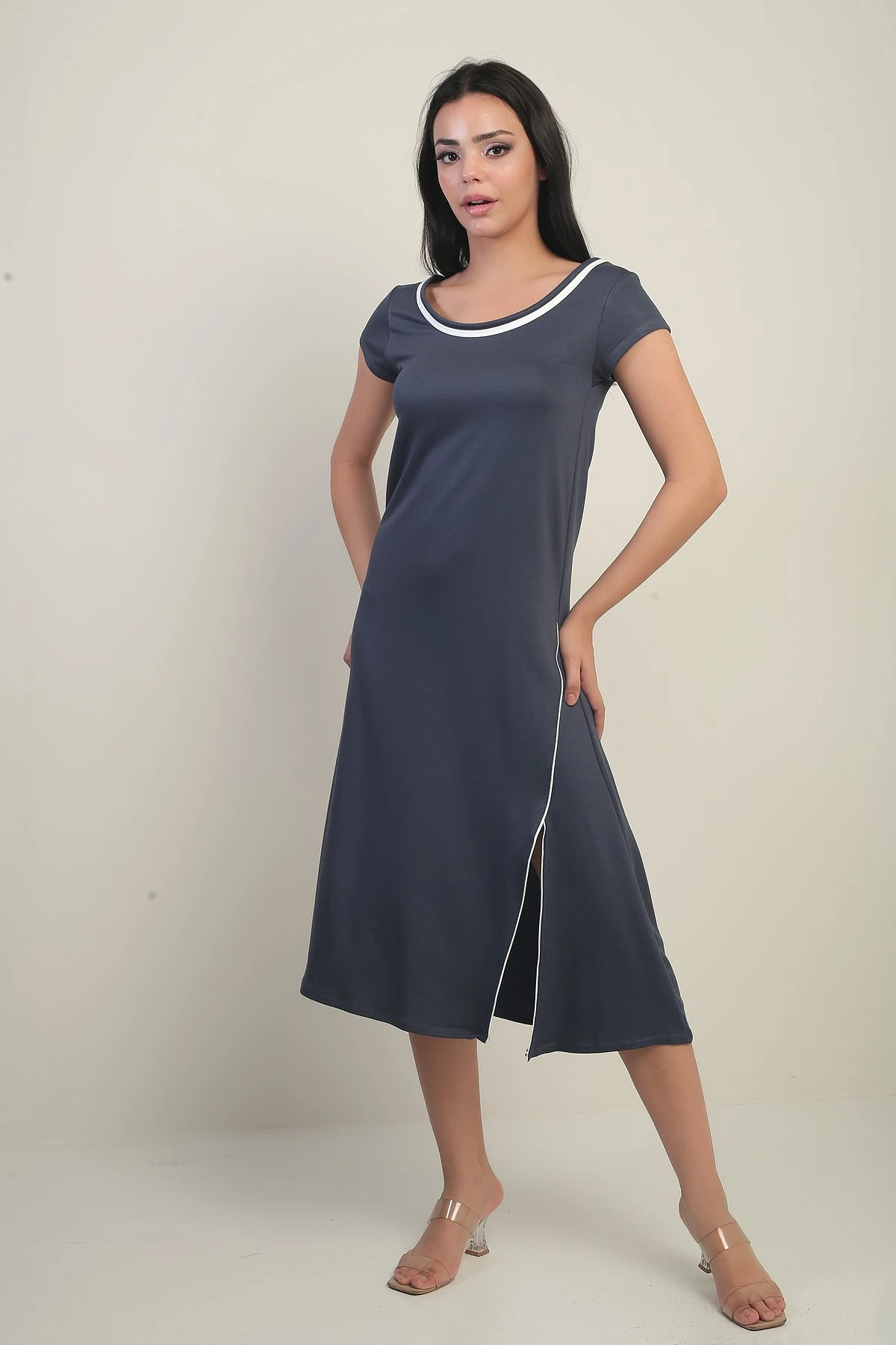 Kadın Madonna Yaka Biye Detaylı Yırtmaçlı Kristal Uzun Elbise