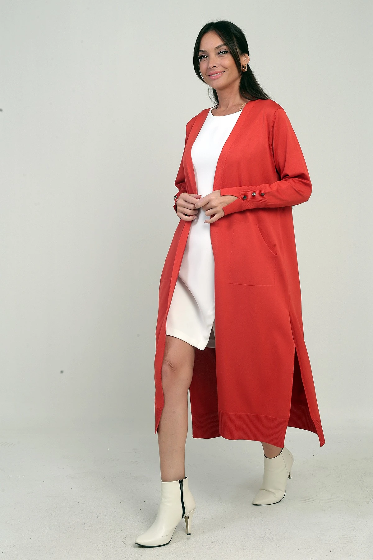 Kadın Kolları Düğme Detaylı Cepli Yanları Yırtmaaçlı Uzun Hırka