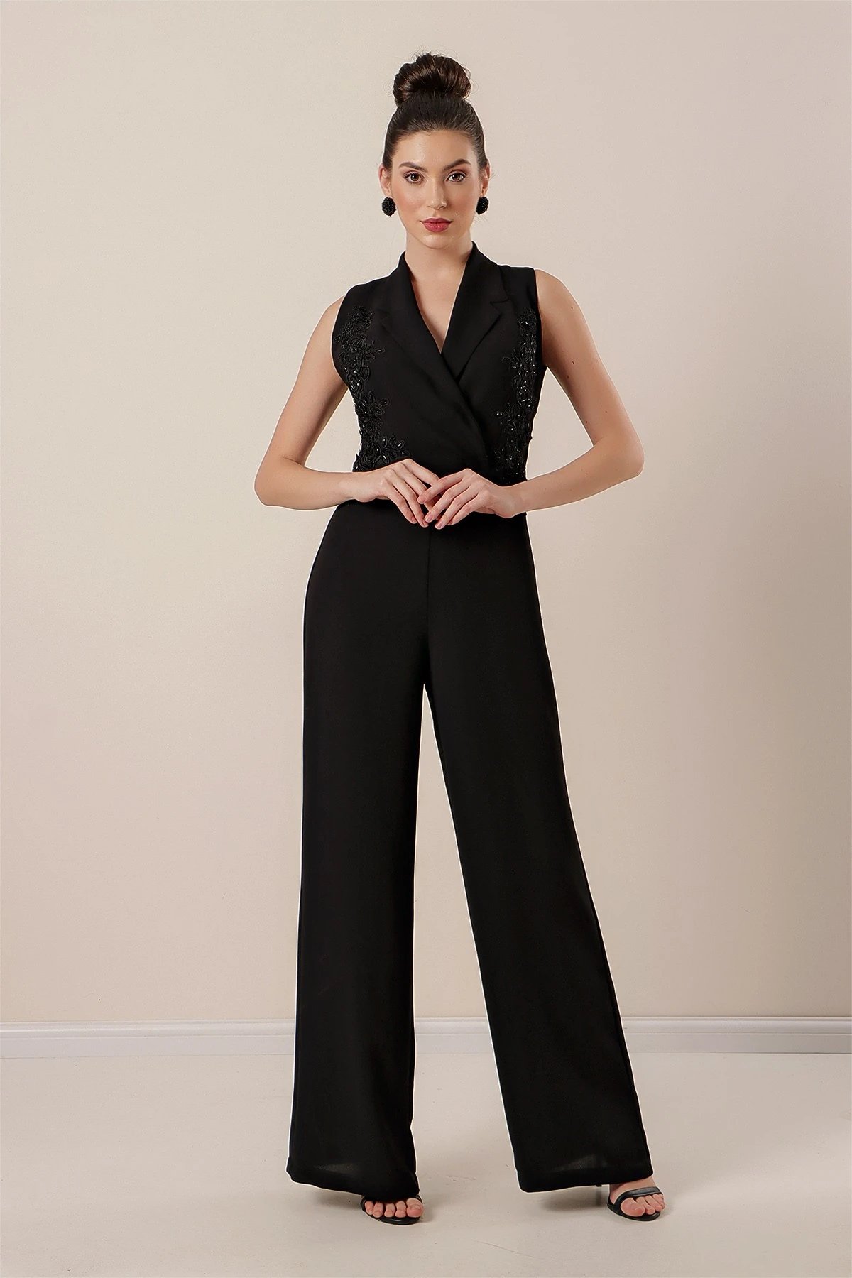 Kruvaze Yaka Boncuk Ve Nakış İşlemeli Tulum