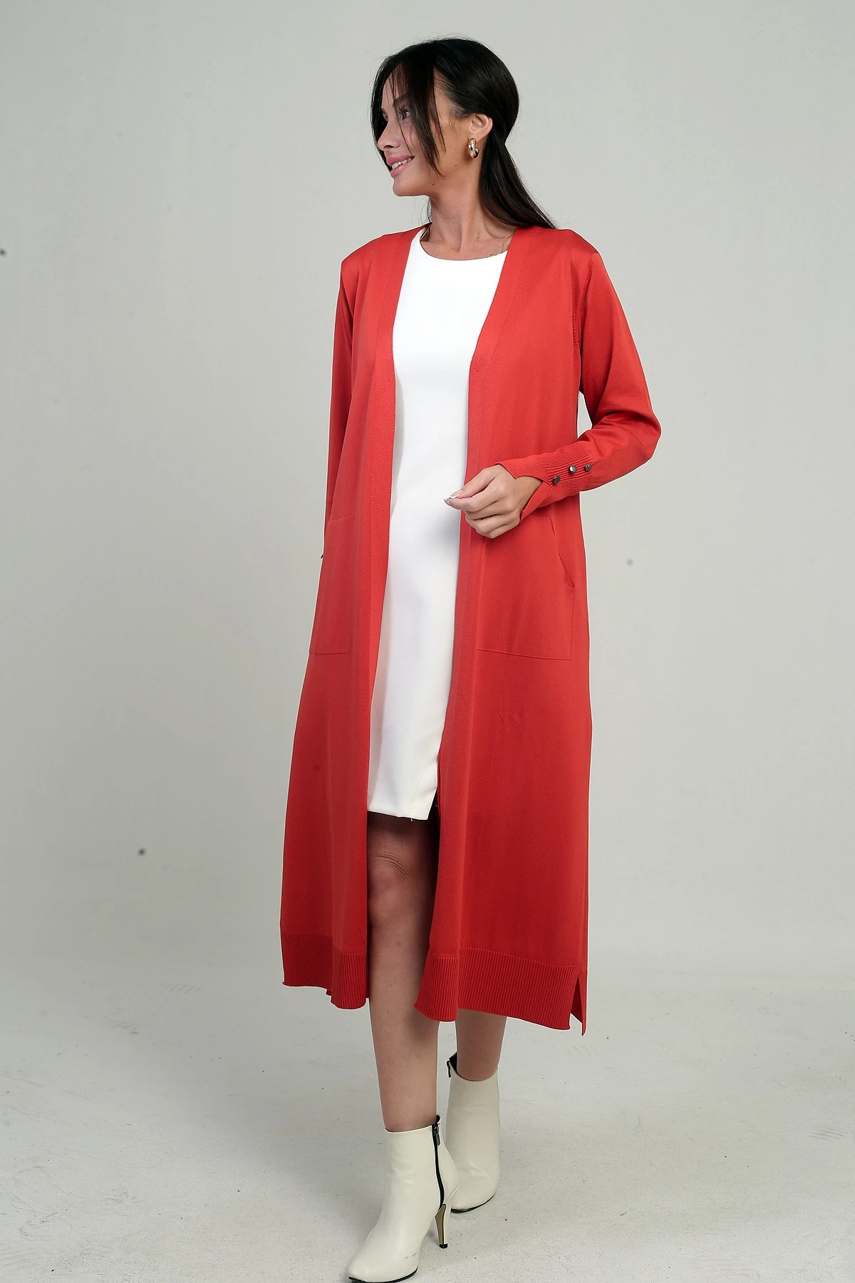 Kadın Kolları Düğme Detaylı Cepli Yanları Yırtmaaçlı Uzun Hırka