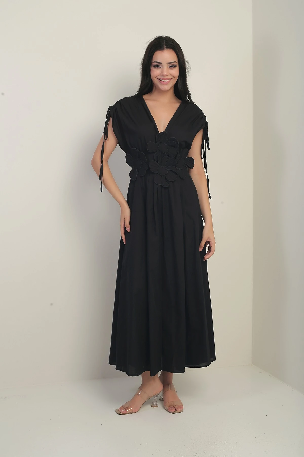 Kadın Ön Arka V Yaka Kolları Büzgülü Çiçek Aplik Nakışlı Uzun Elbise