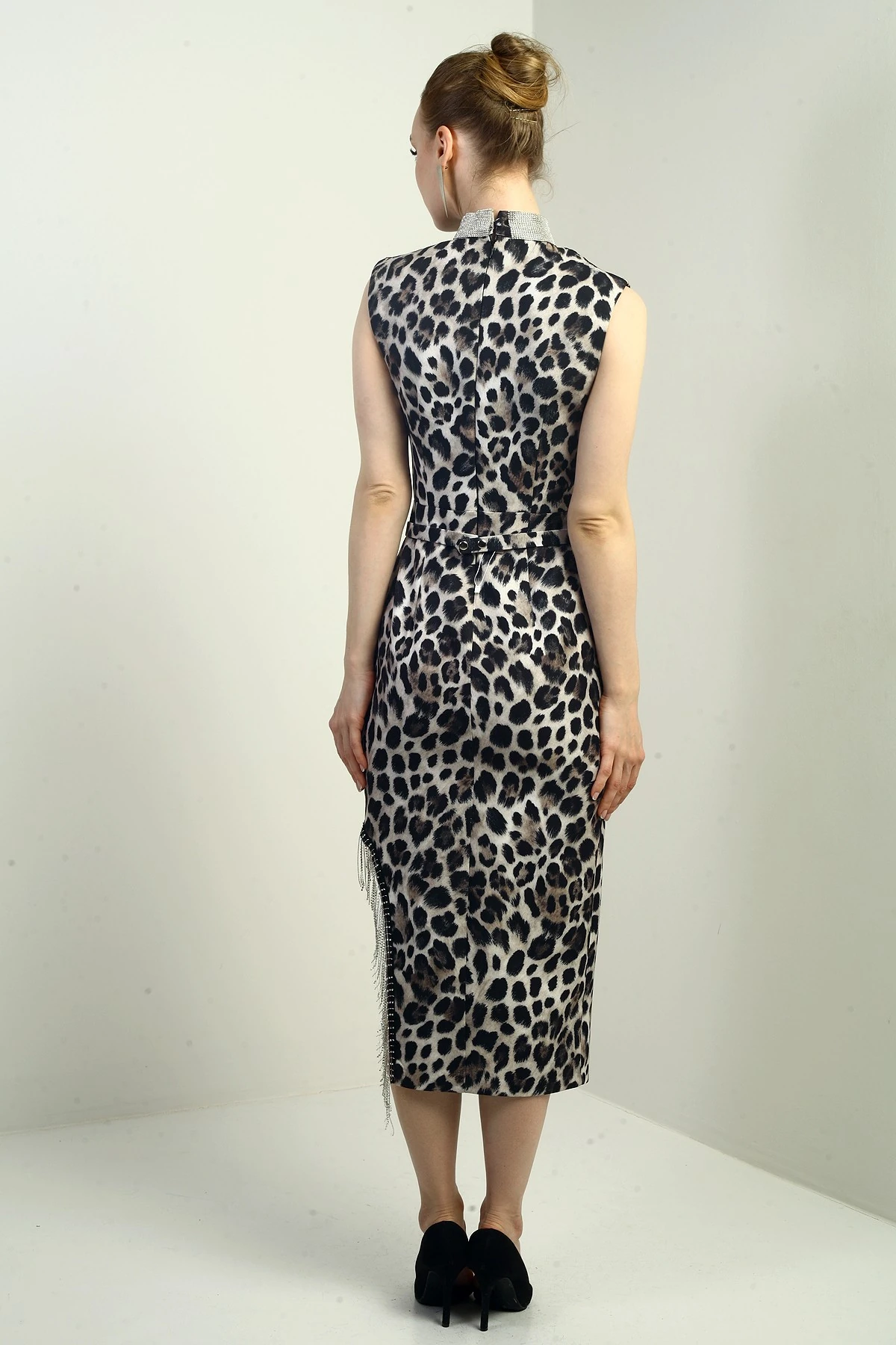 Kadın Taşlı Hakim Yaka Beli Kemerli Yanı Zincir Detay Yırtmaçlı Leopar Desen Krep Saten Midi Elbise