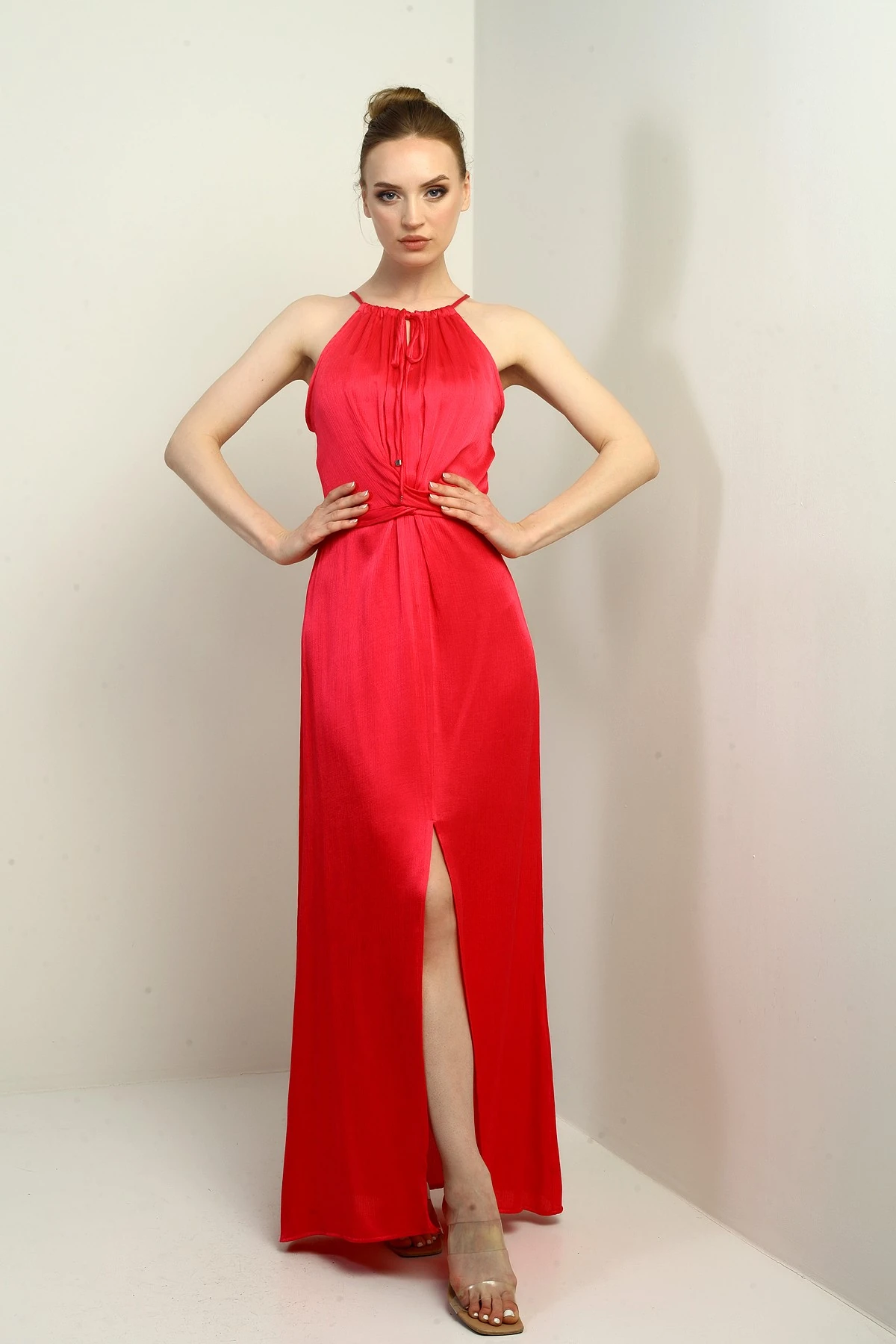 Kadın İp Askılı Halter Yaka Beli Kuşaklı Önü Yırtmaçlı Fitilli Saten Uzun Elbise