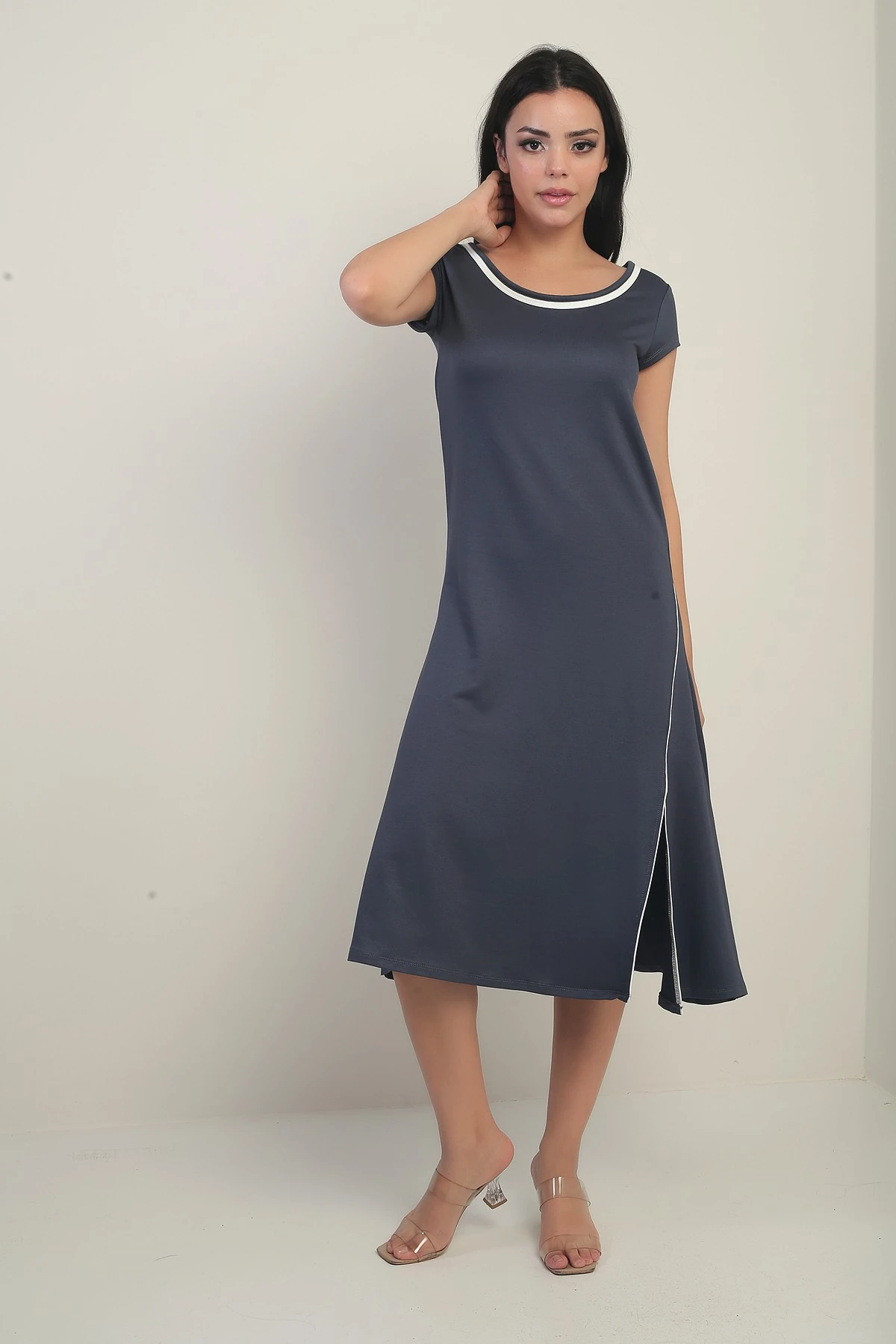 Kadın Madonna Yaka Biye Detaylı Yırtmaçlı Kristal Uzun Elbise