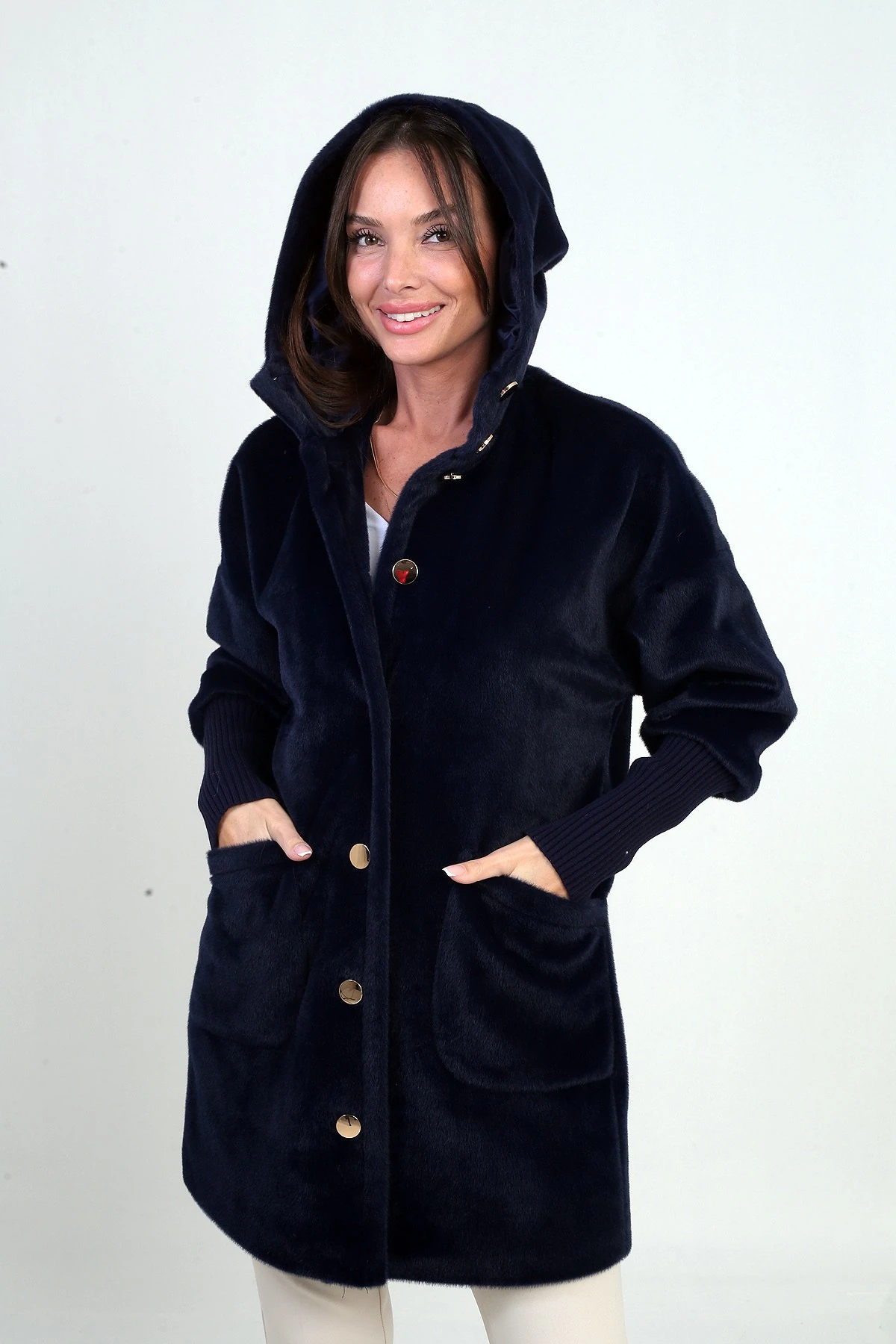 Kadın Kapüşonlu Önü Düğmeli Astarlı Kolları Ribanalı Angora Kaban