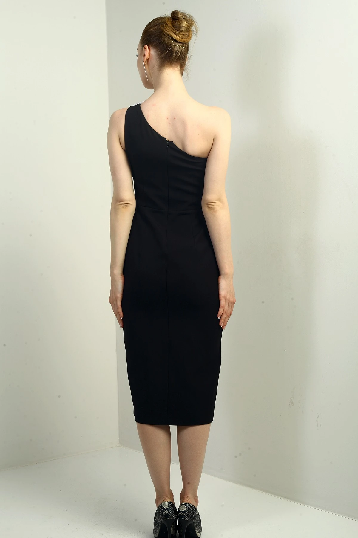 Kadın Tek Omuzlu Çiçek Detaylı Yaka Önü Yırtmaçlı Krep Midi Elbise