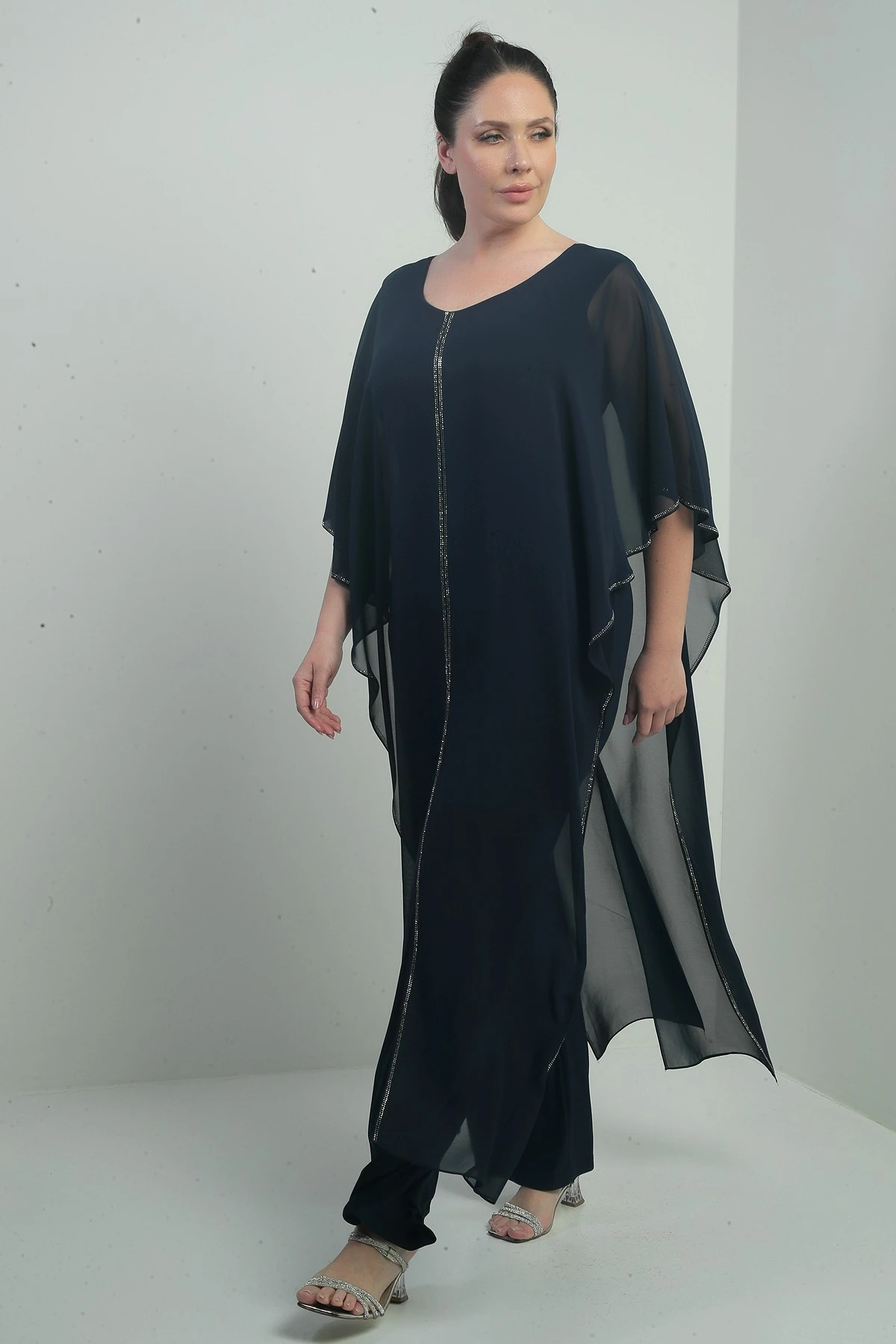 Kadın Üstü Şifon Taş Detay Pelerinli Bol Paça Likralı Büyük Beden Tulum