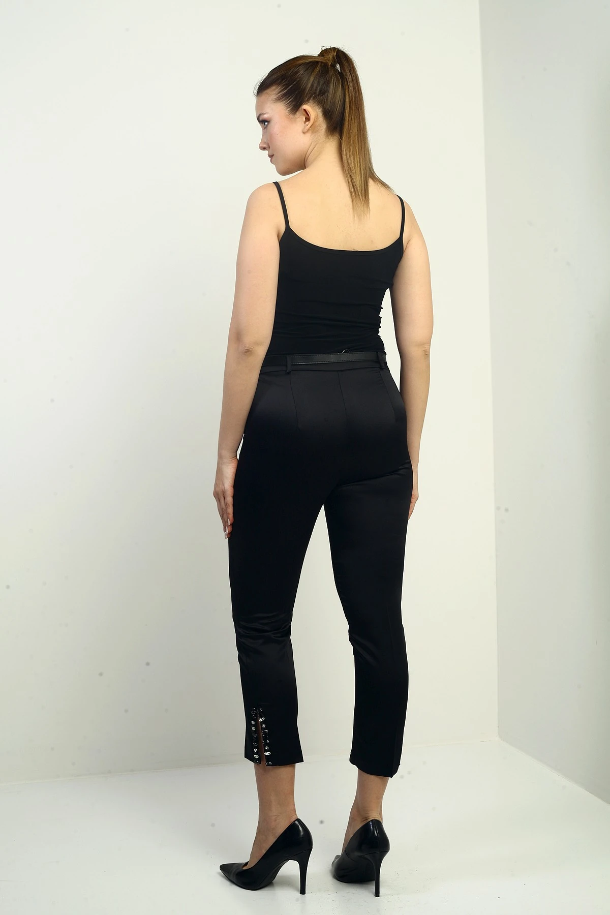 Kadın Beli Kemerli Yandan Cepli Paçası Taşlı Saten Pantolon