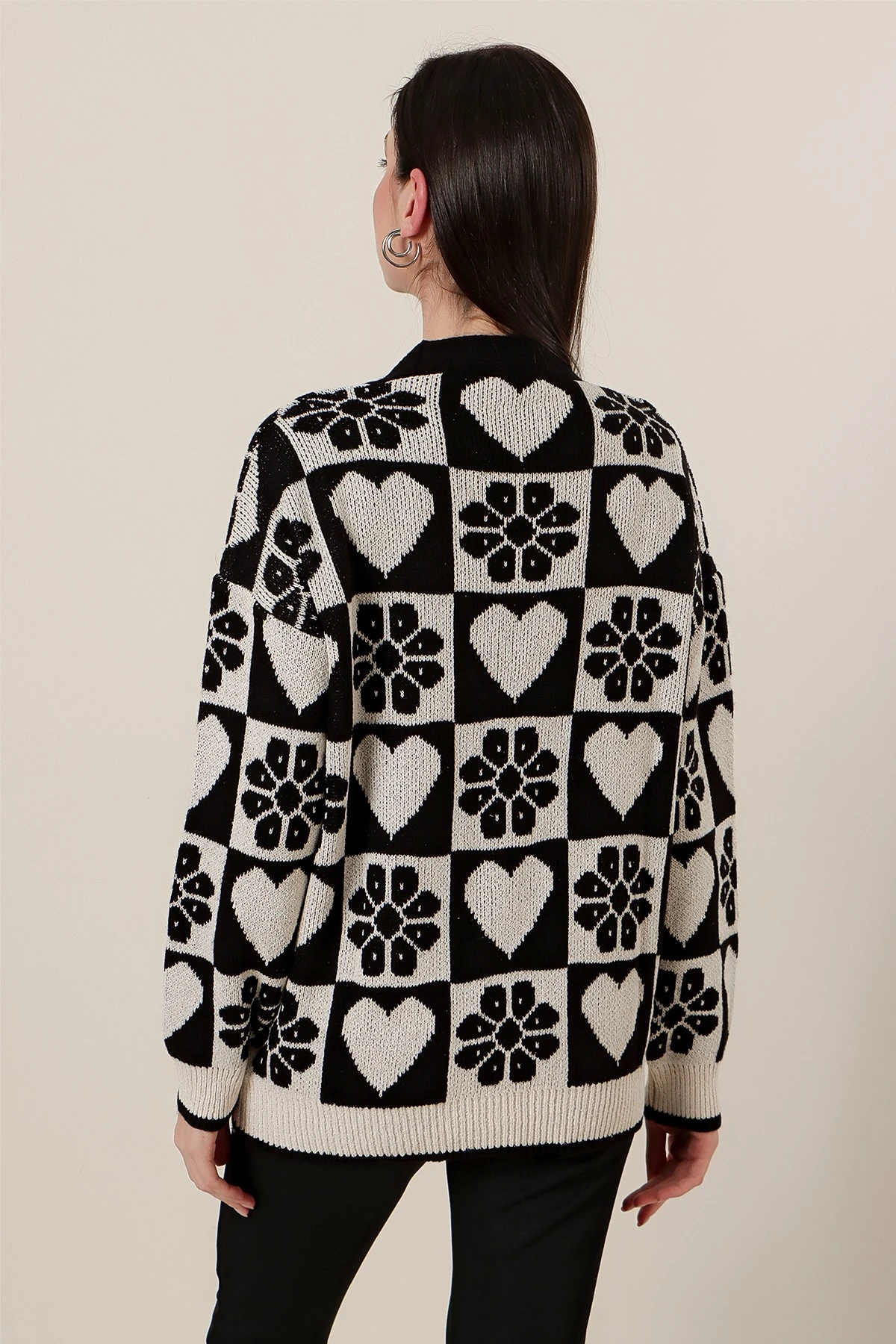 Kalp Ve Çiçek Desenli Akrilik Hırka