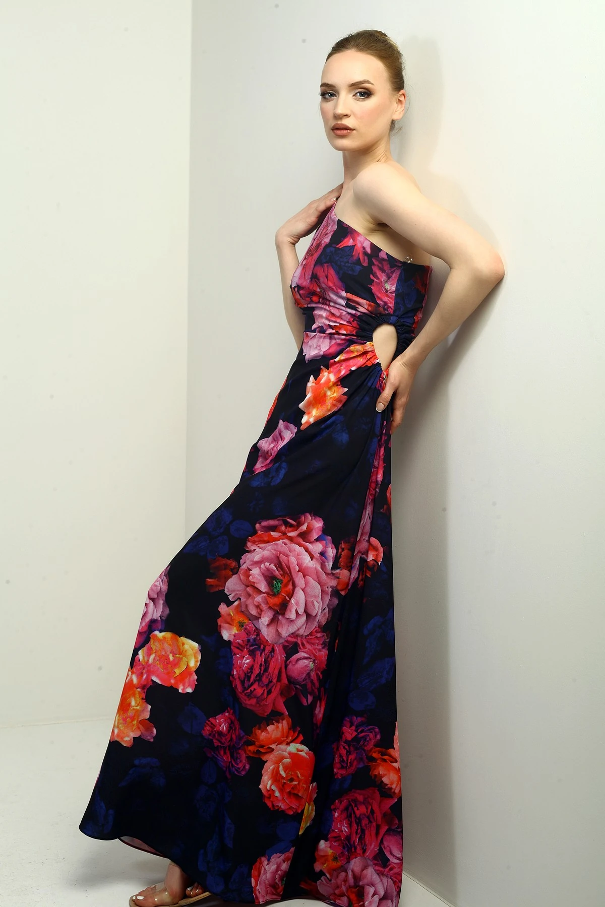 Kadın Tek Omuz Yandan Pencereli Büyük Çiçek Desenli Uzun Krep Saten Elbise