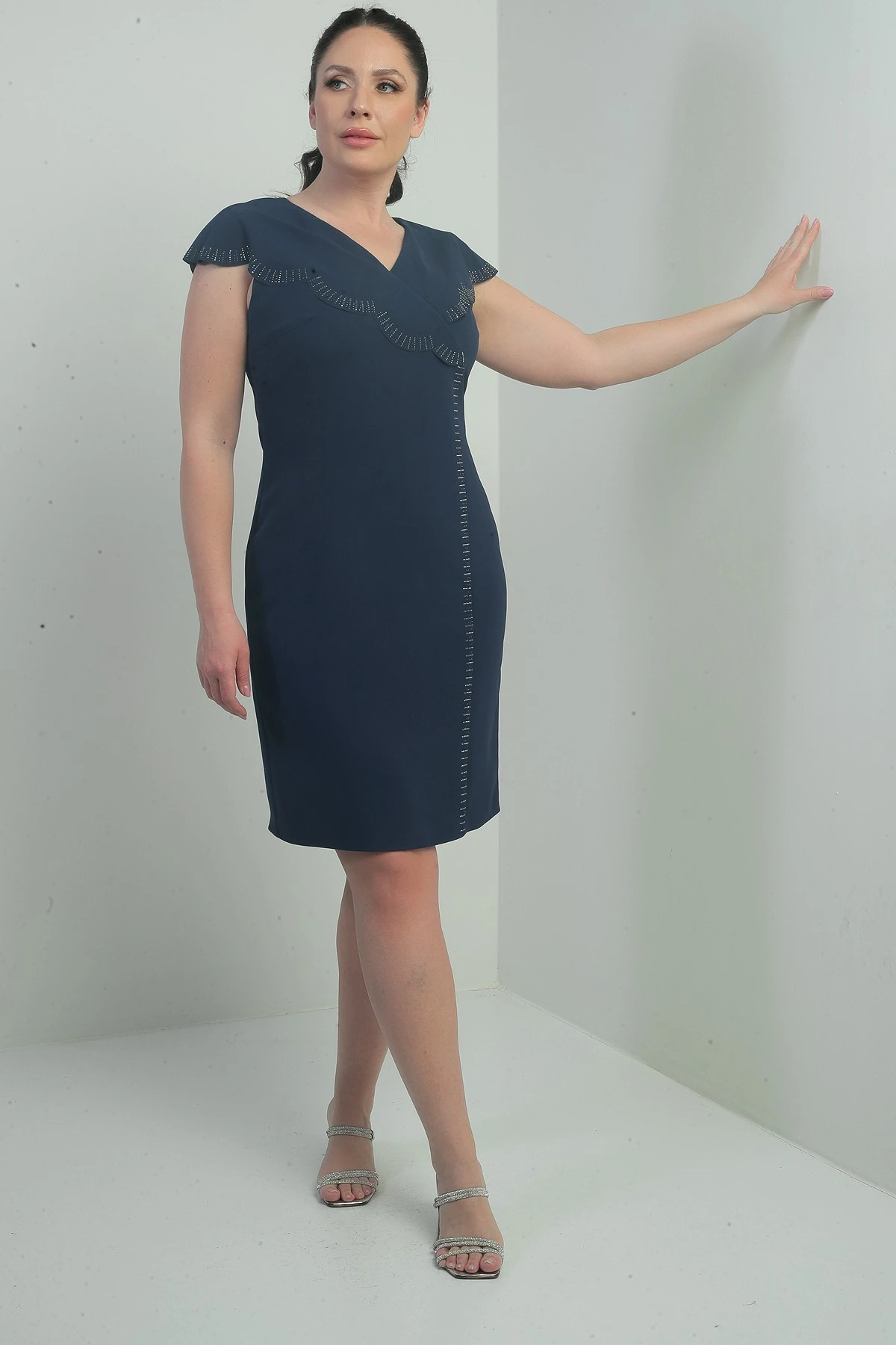 Kadın Yakası Taş Detaylı Lazer Kesim Astarlı Büyük Beden Kısa Elbise