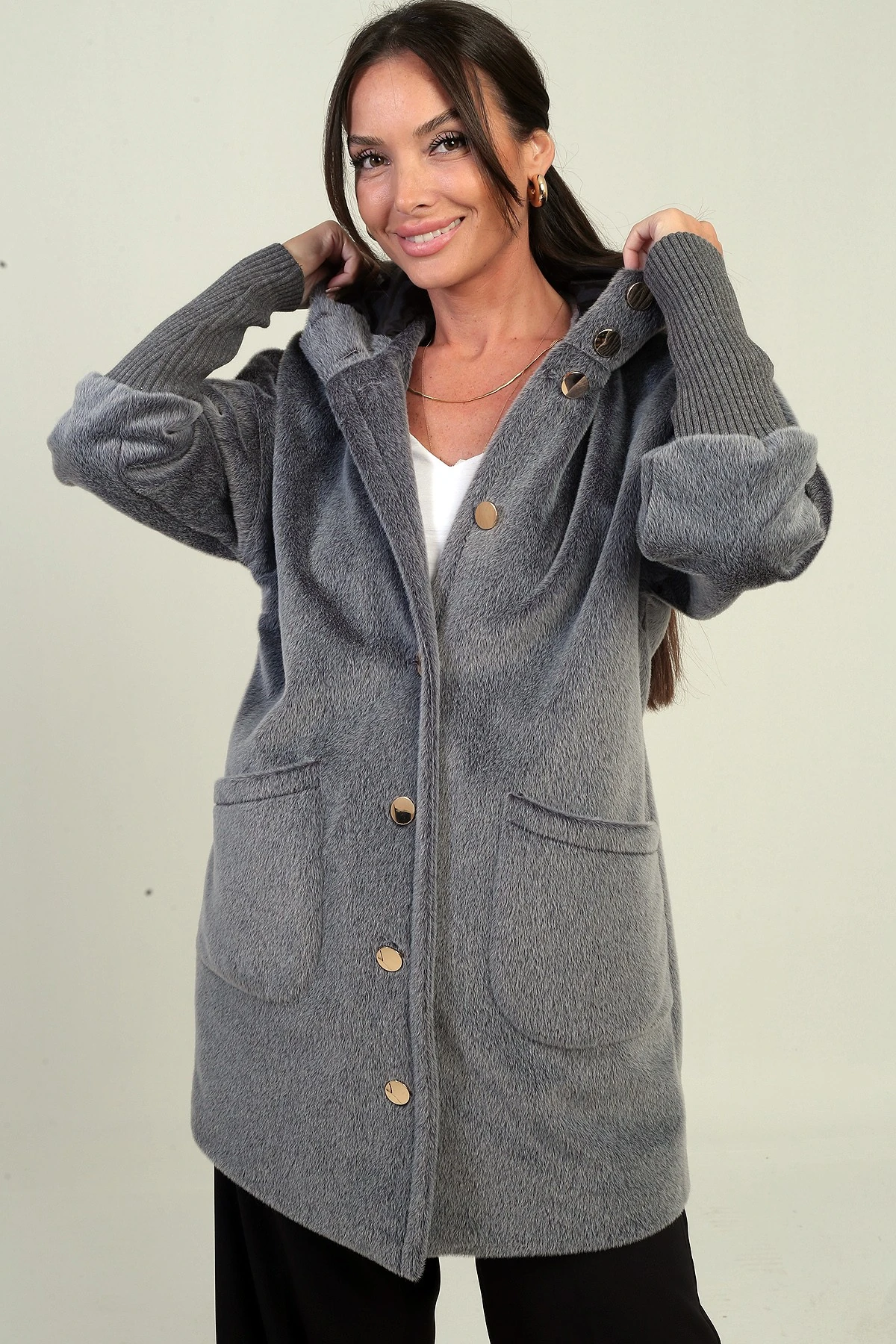 Kadın Kapüşonlu Önü Düğmeli Astarlı Kolları Ribanalı Angora Kaban