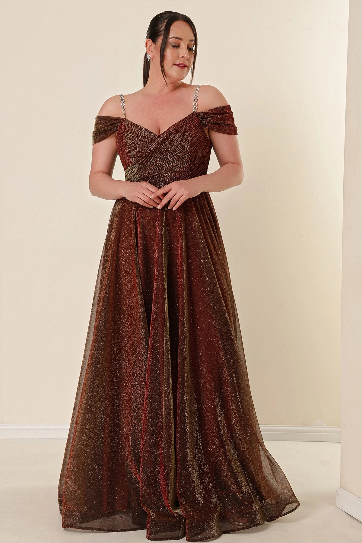 Askılı Düşük Kollu Astarlı Geniş Beden Aralıklı Uzun Simli Elbise