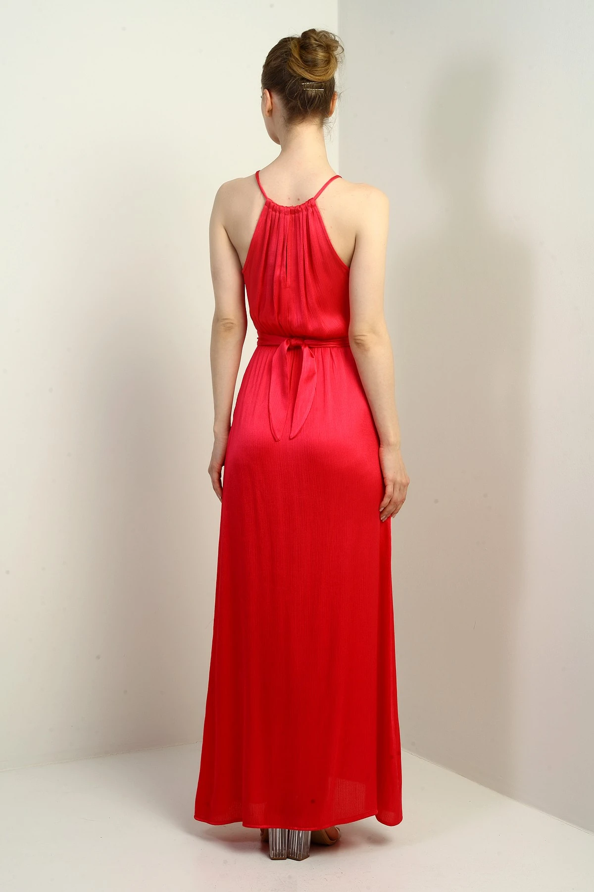 Kadın İp Askılı Halter Yaka Beli Kuşaklı Önü Yırtmaçlı Fitilli Saten Uzun Elbise