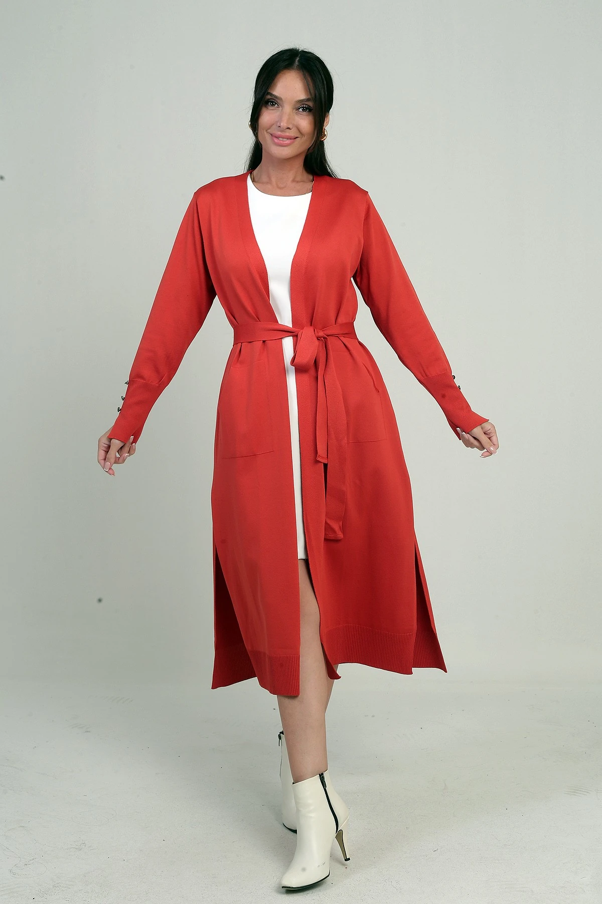 Kadın Kolları Düğme Detaylı Cepli Yanları Yırtmaaçlı Uzun Hırka