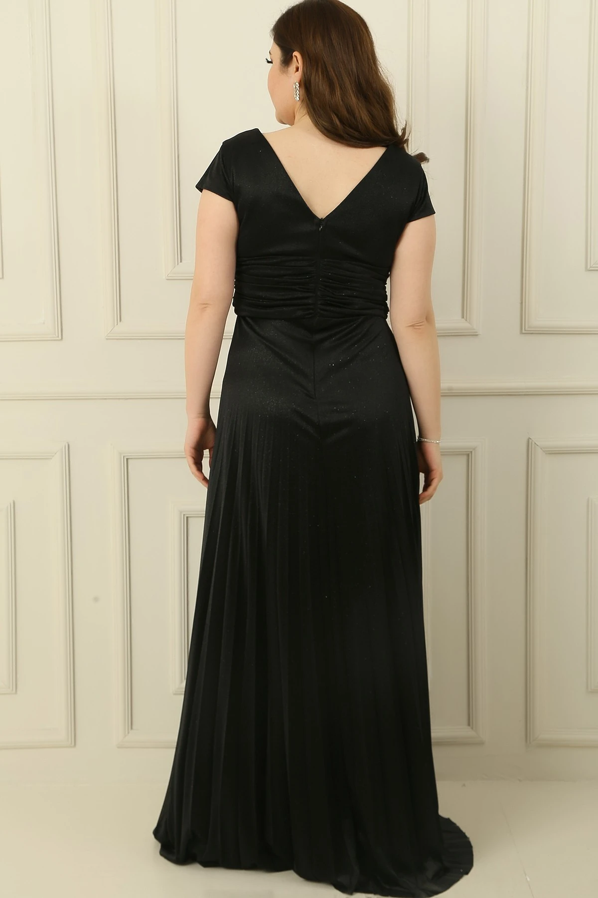 V Yaka Beli Ve Önü Drapeli Astarlı Piliseli Simli Uzun Krep Elbise