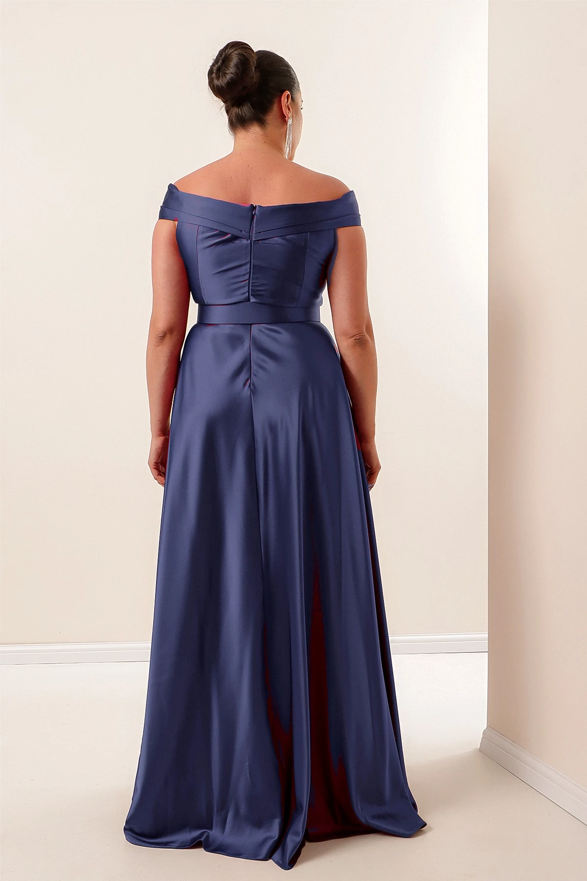 Madonna YAka Beli Kemerli Astarlı Yırtmaçlı Büyük Beden Uzun Saten Elbise