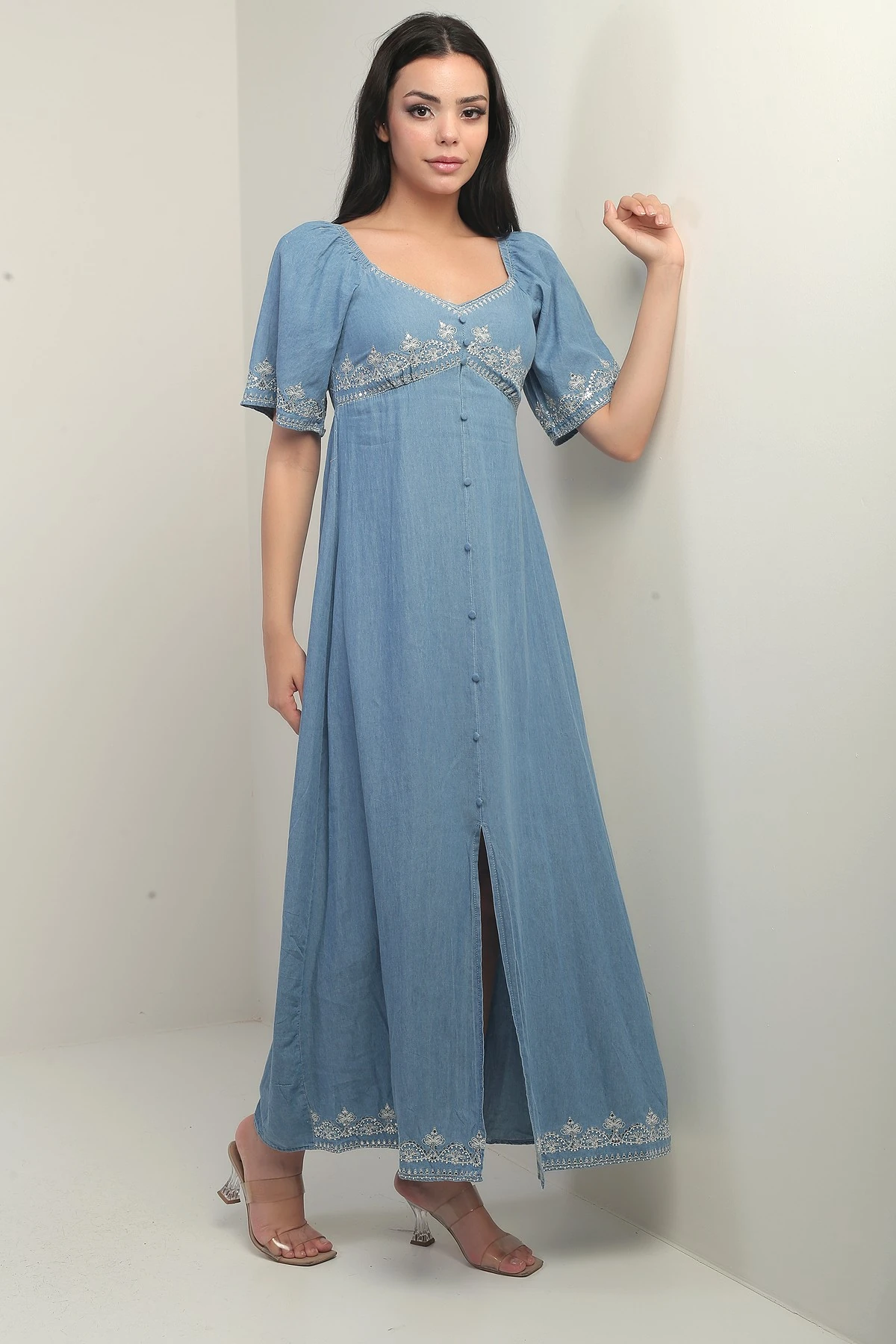 Kadın Beşgen Yaka Düğme Detaylı Arkası Gipeli Nakışlı Uzun Kot Elbise