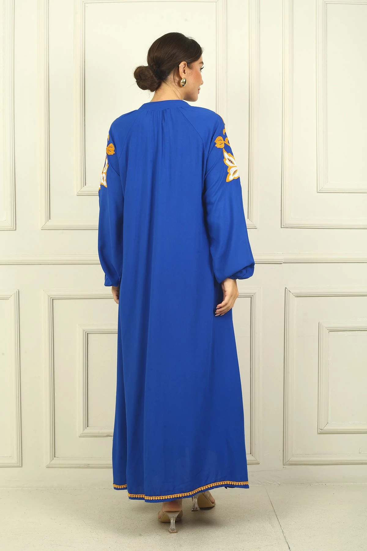 Kadın Yaka Bağcıklı Kelebek Nakışlı Kol Uçları Lastikli Rahat Kalıp Uzun Viskon Elbise