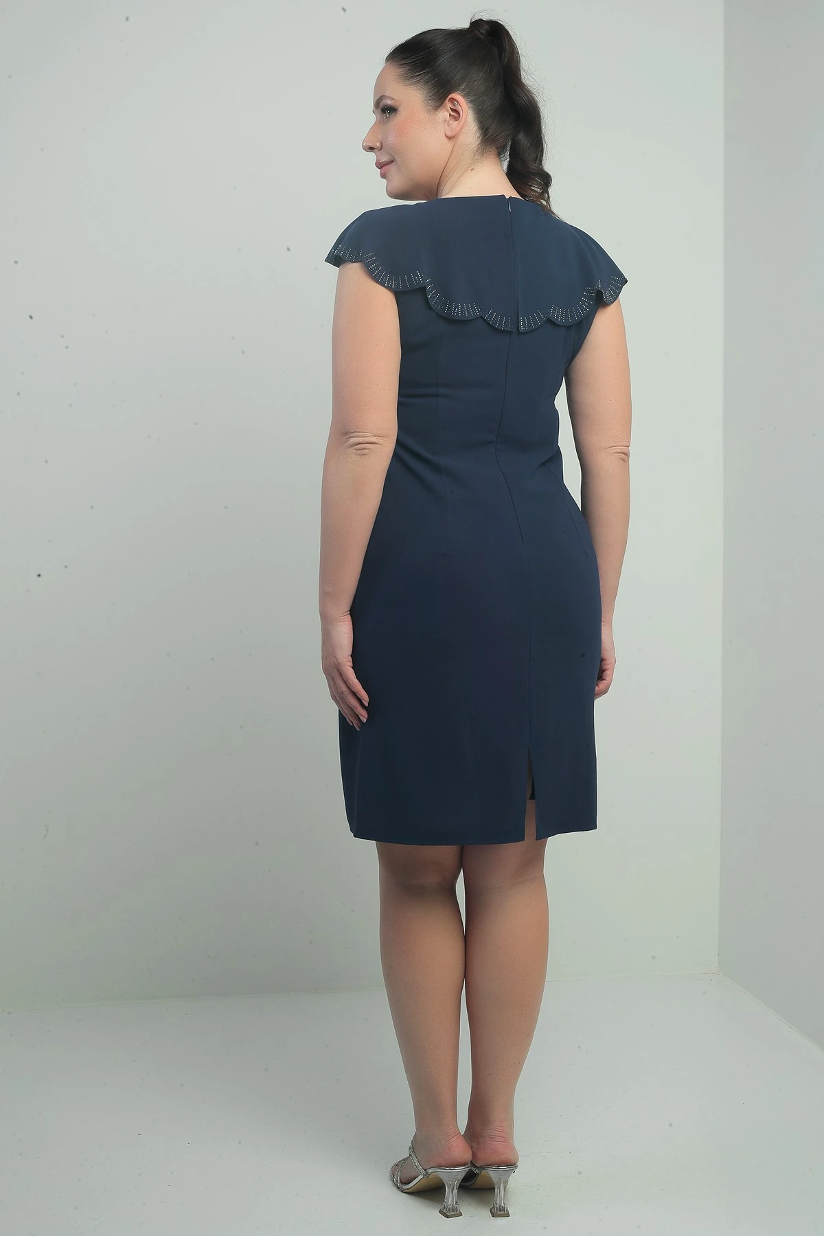 Kadın Yakası Taş Detaylı Lazer Kesim Astarlı Büyük Beden Kısa Elbise