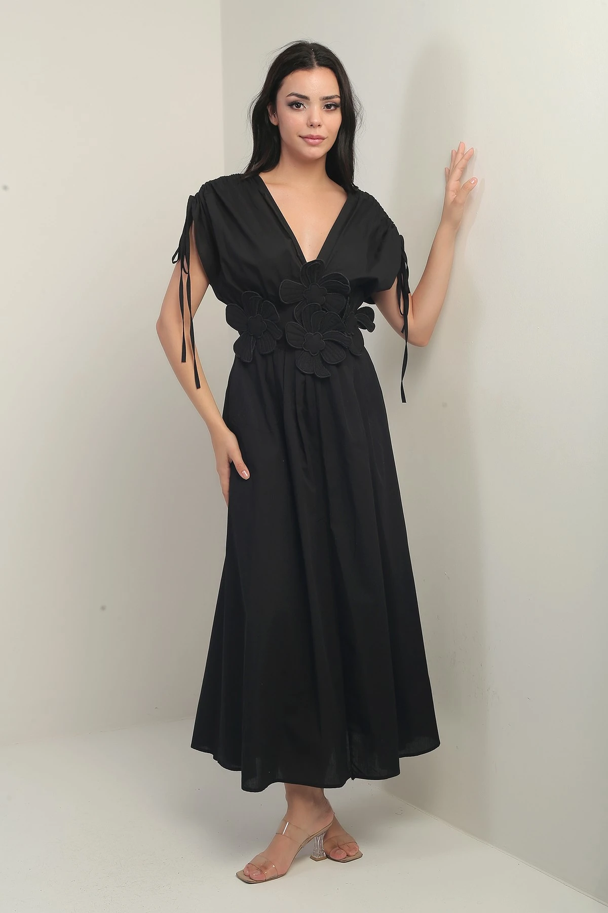 Kadın Ön Arka V Yaka Kolları Büzgülü Çiçek Aplik Nakışlı Uzun Elbise