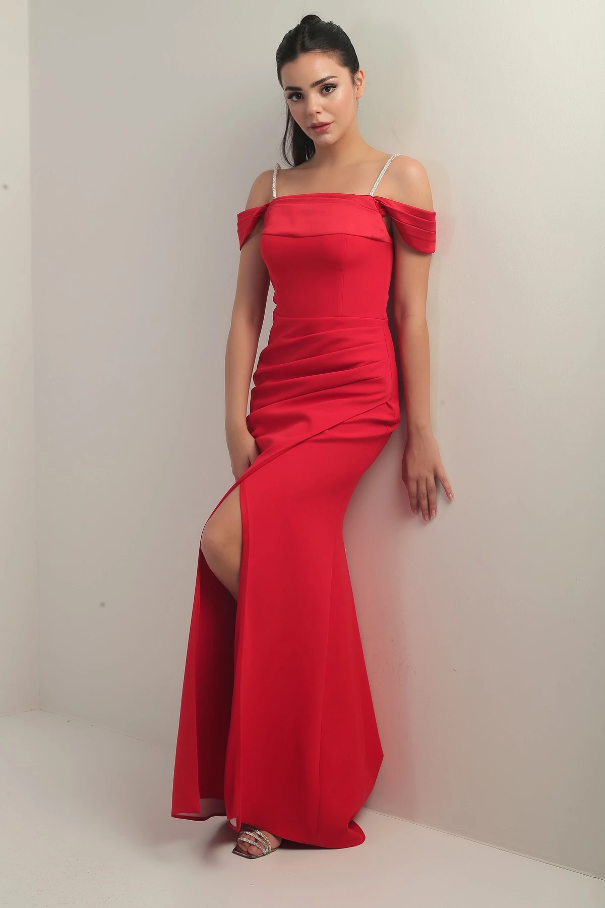 Kadın Taşlı İnce Askılı Düşük Kollu Saten Madonna Yaka Astarlı Drapeli Double Balık Elbise