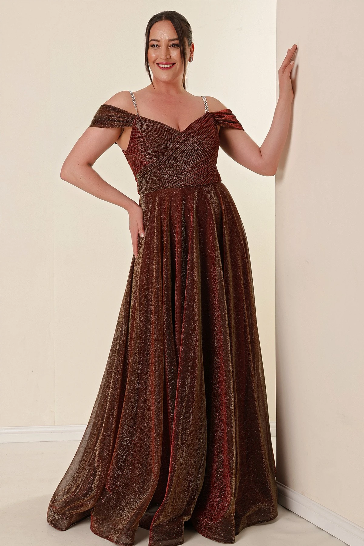 Askılı Düşük Kollu Astarlı Geniş Beden Aralıklı Uzun Simli Elbise