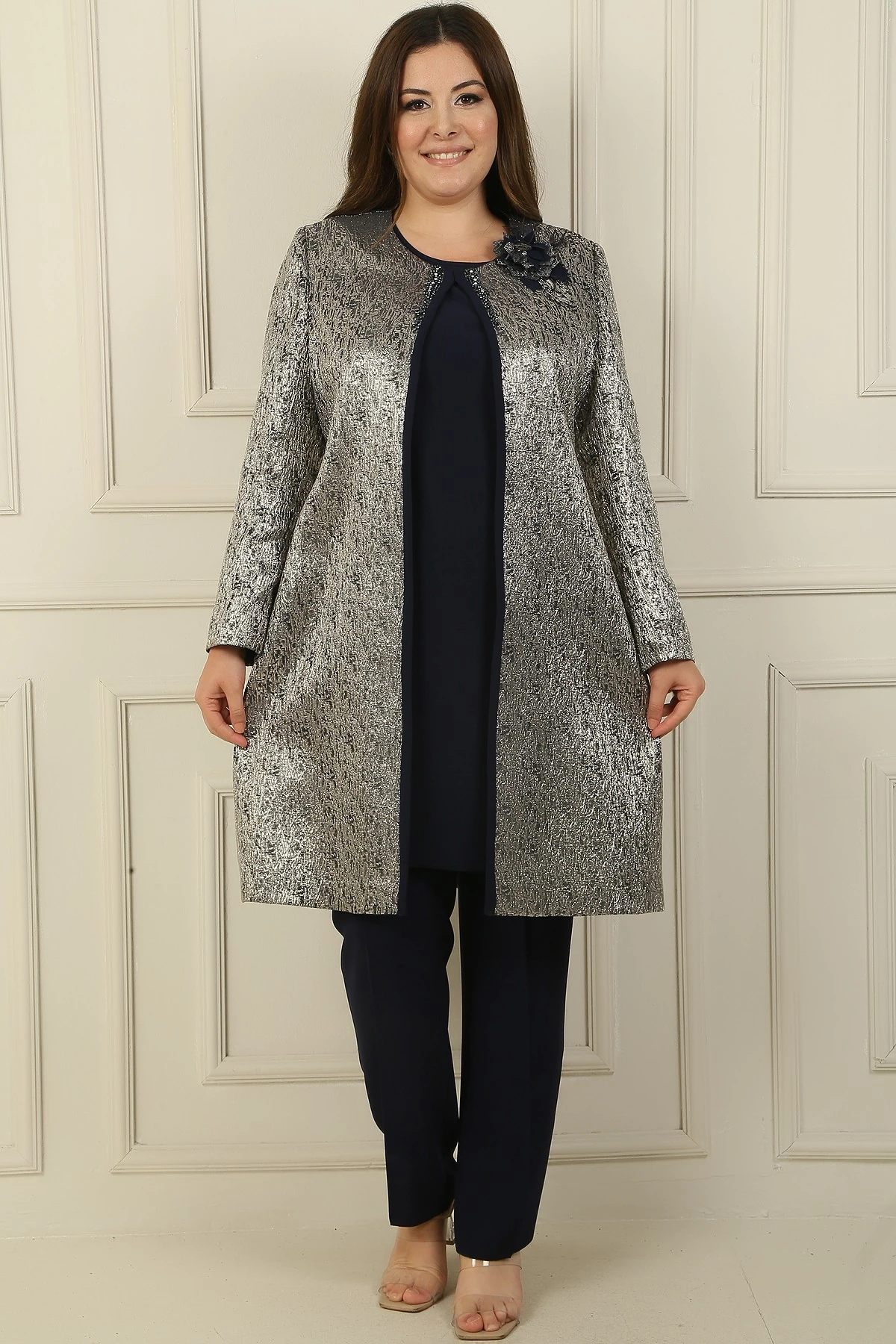 Kolsuz Yanları Yırtmaçlı Bluz Boncuk Detaylı Astarlı Uzun Jakarlı Ceket Pantolon Büyük Beden 3'lü Takım