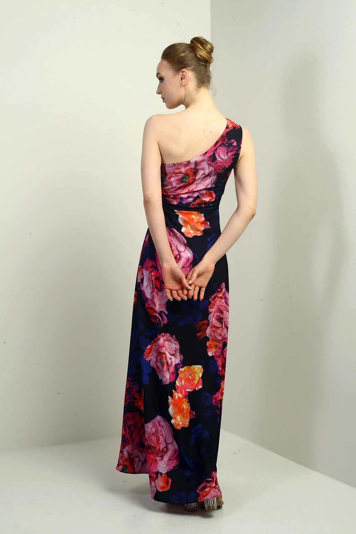 Kadın Tek Omuz Yandan Pencereli Büyük Çiçek Desenli Uzun Krep Saten Elbise