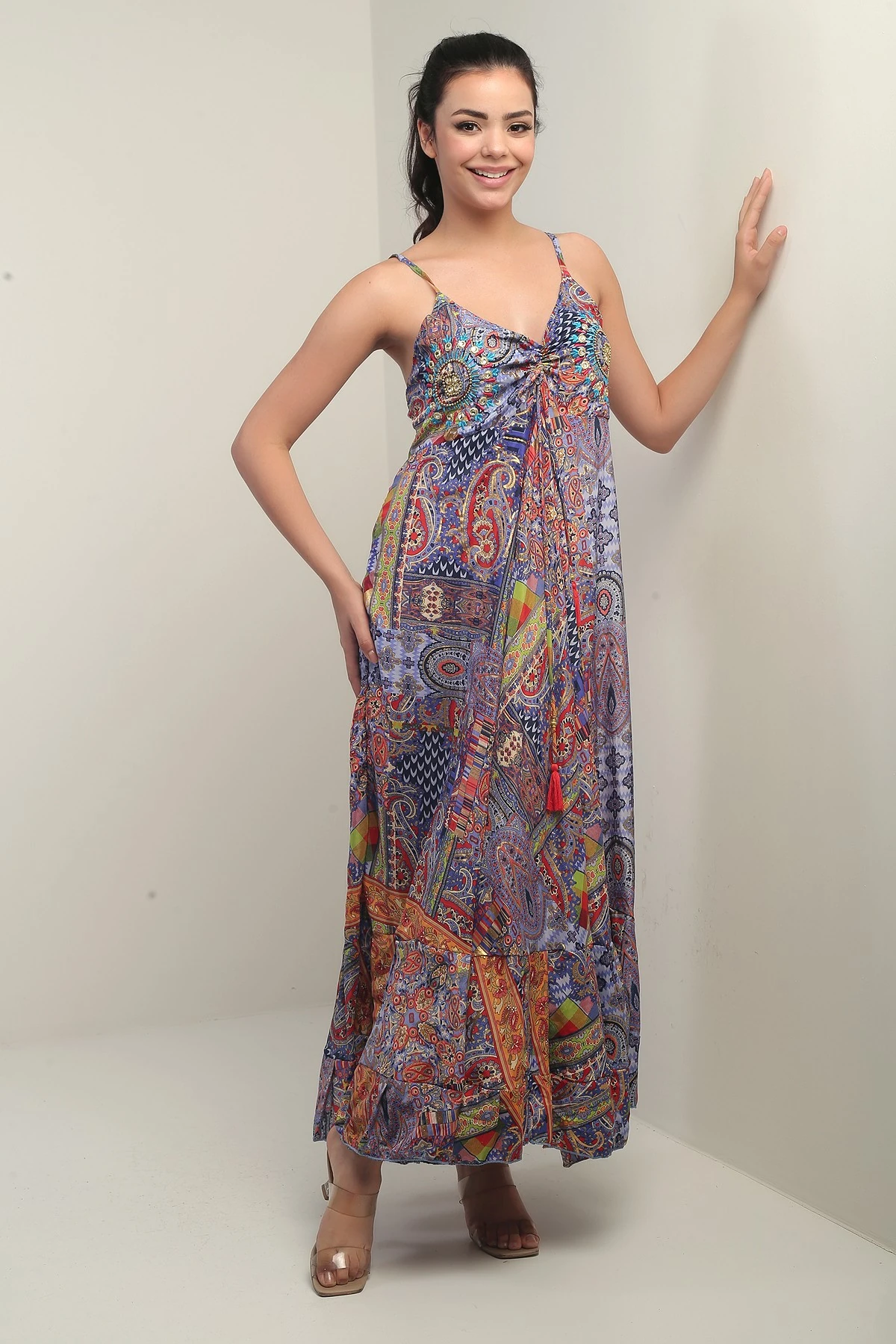 Kadın İp Askılı Arkası Gipeli Nakış Detaylı Desenli Uzun Saten Elbise