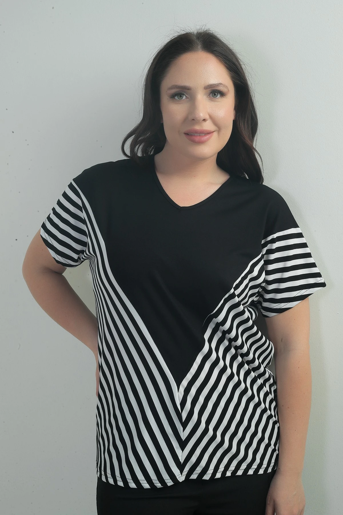Kadın V Yaka Çizgi Detaylı Yarasa Kol B.B. Bluz