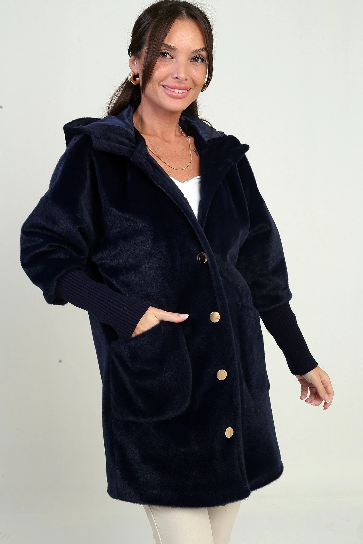 Kadın Kapüşonlu Önü Düğmeli Astarlı Kolları Ribanalı Angora Kaban