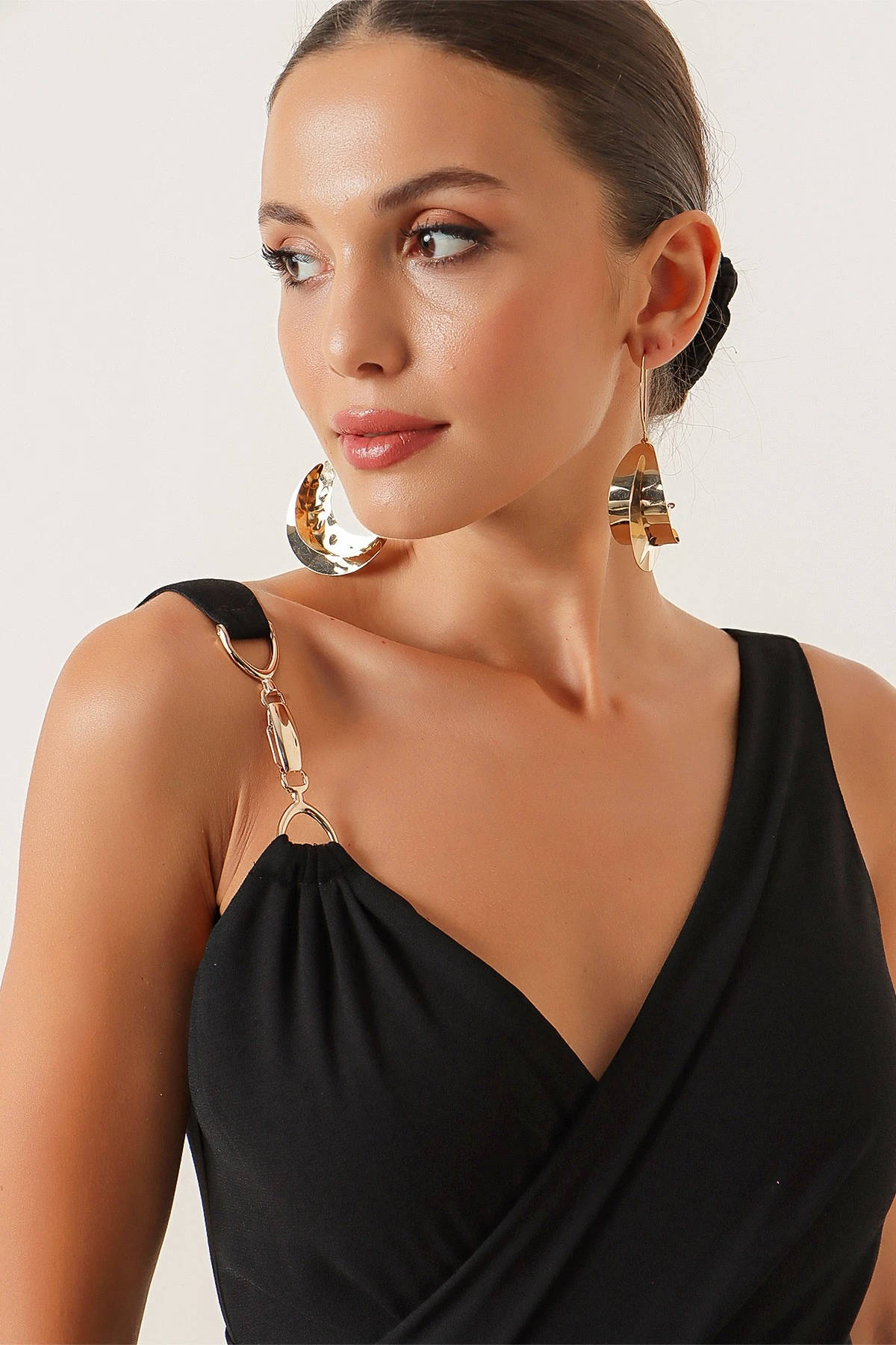 Tek Omuz Metal Aksesuarlı Kruvaze Yaka Krep Tulum