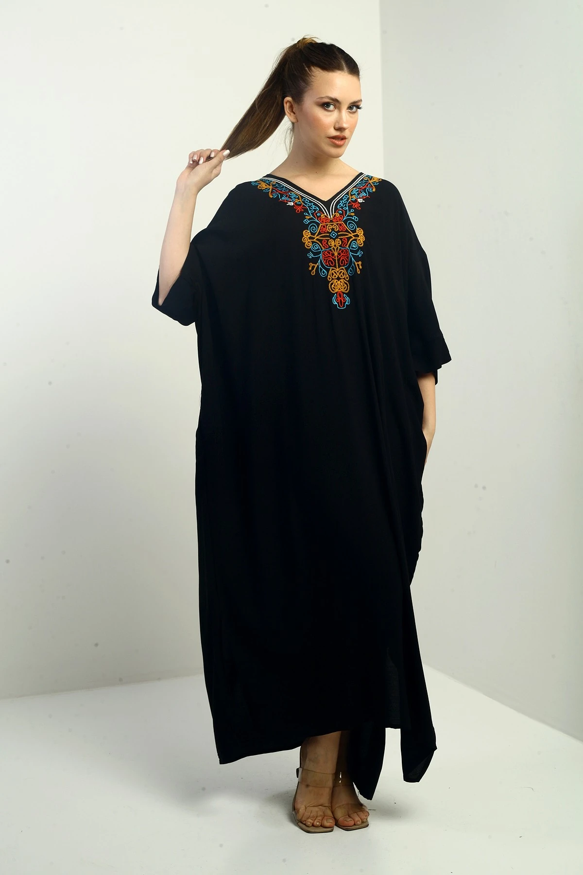 Kadın V Yaka Nakışlı Cepli Oversize Uzun Elbise