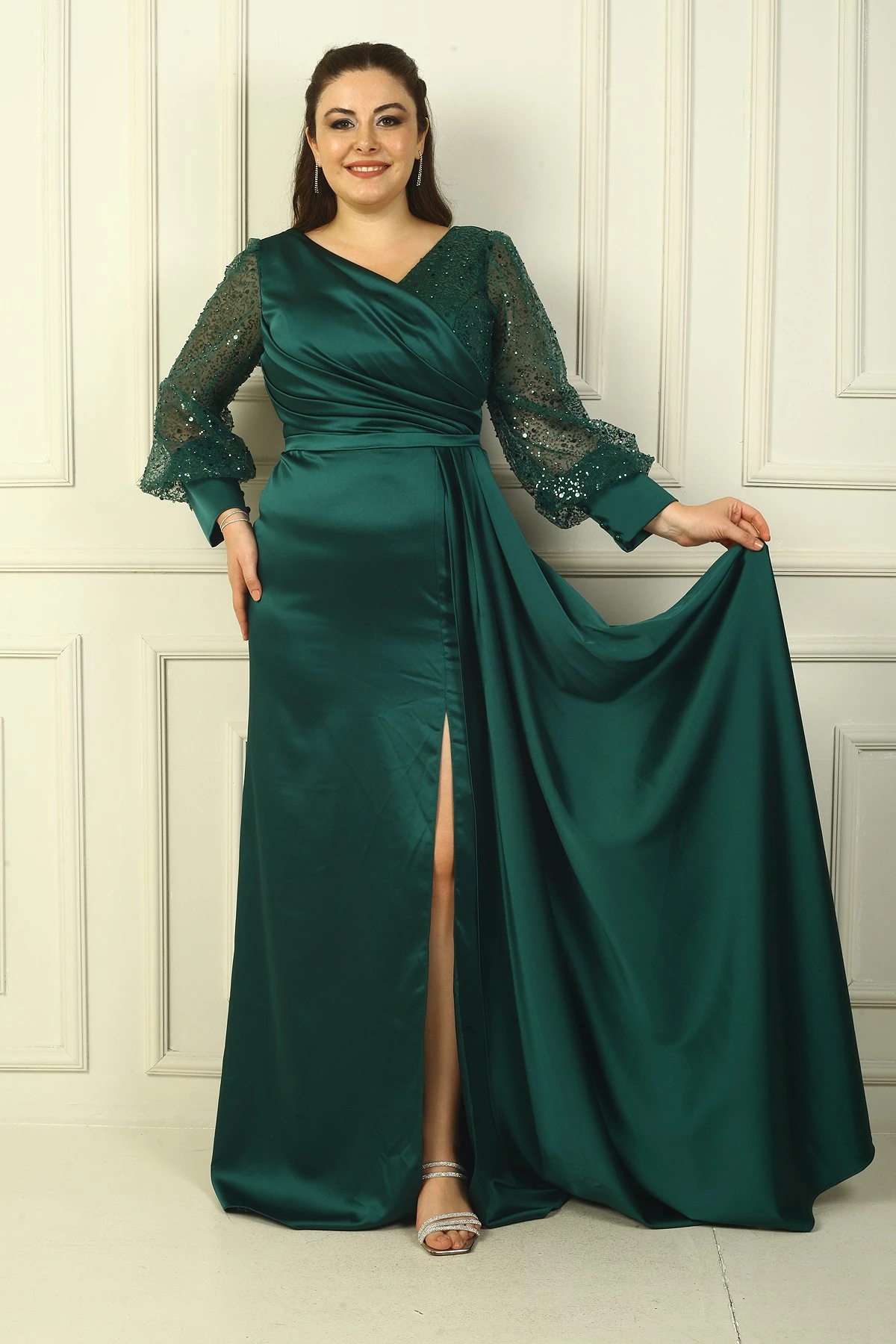 Göğsü Ve Yakası Boncuk İşlemeli Astarlı B.B Uzun Saten Abiye Elbise