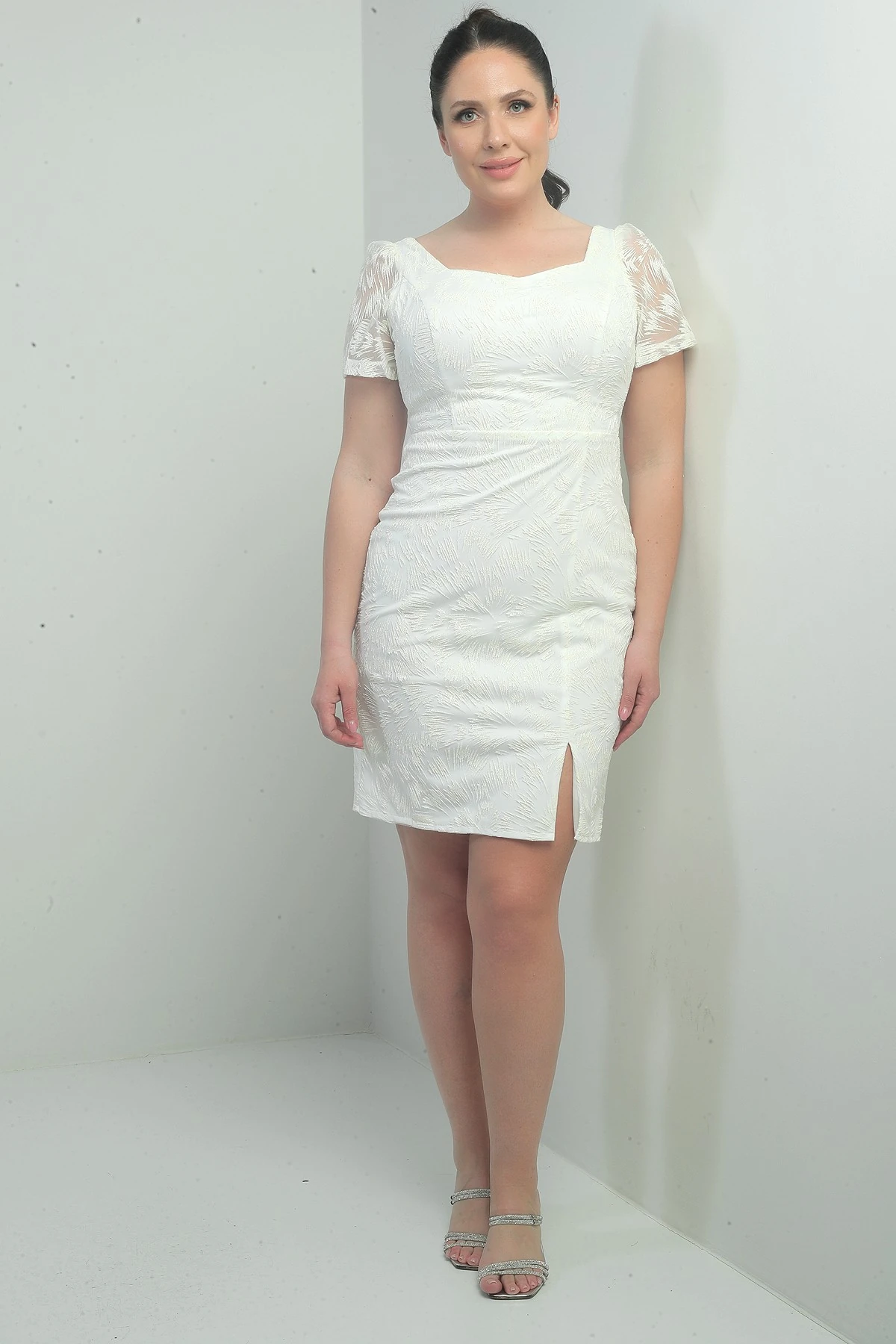 Kadın Beşgen Yaka Astarlı Önü Mini Yırtmaçlı Büyük Beden Simli Tül Elbise