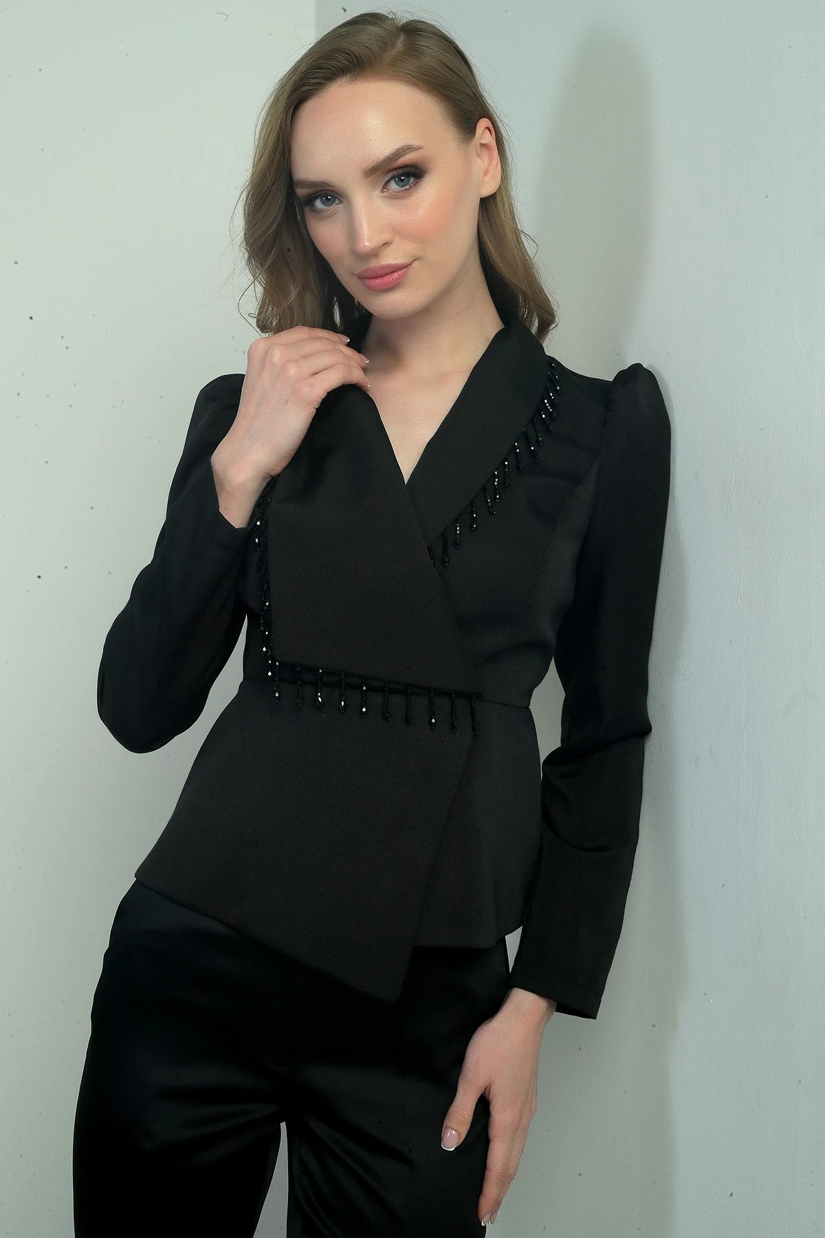 Kadın Yaka Boncuk İşlemeli Şal Yaka Arka Fermuarlı Omzu Büzgülü Ceket