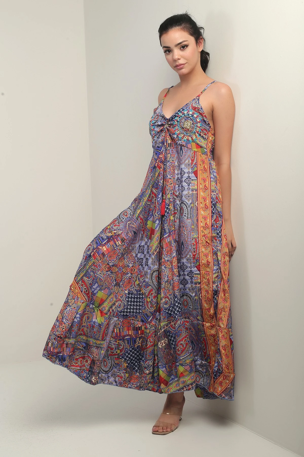 Kadın İp Askılı Arkası Gipeli Nakış Detaylı Desenli Uzun Saten Elbise