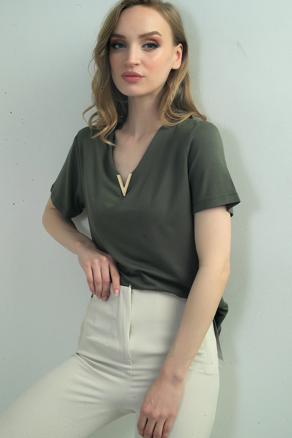V Aksesuarlı V Yaka Kısa Kol Bluz