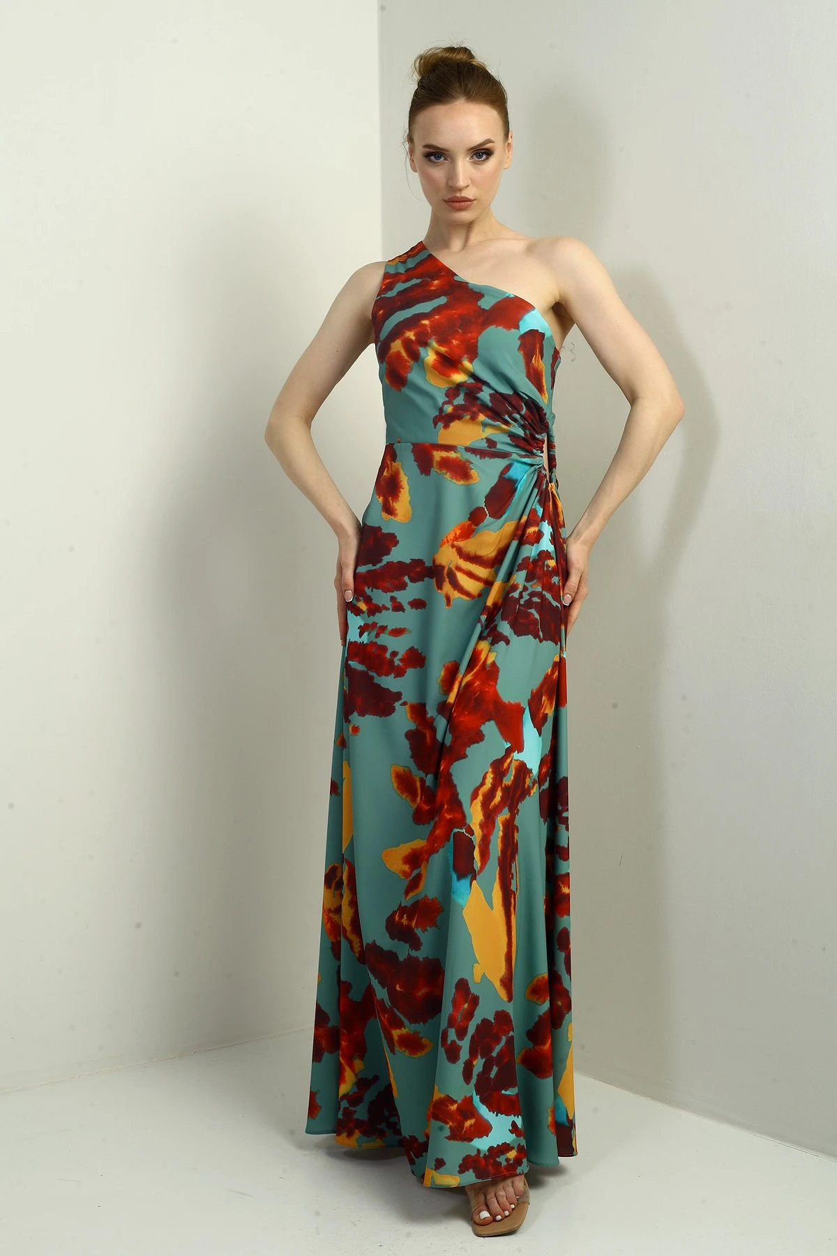 Kadın Tek Omuz Yandan Pencereli Desenli Uzun Krep Saten Elbise