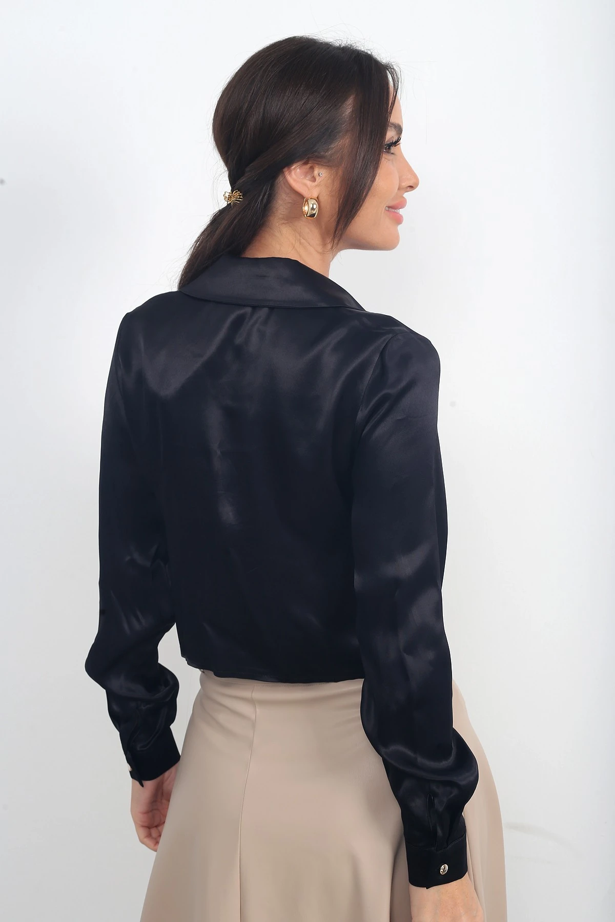 Kadın Önü Metal Düğmeli Saten Kısa Gömlek